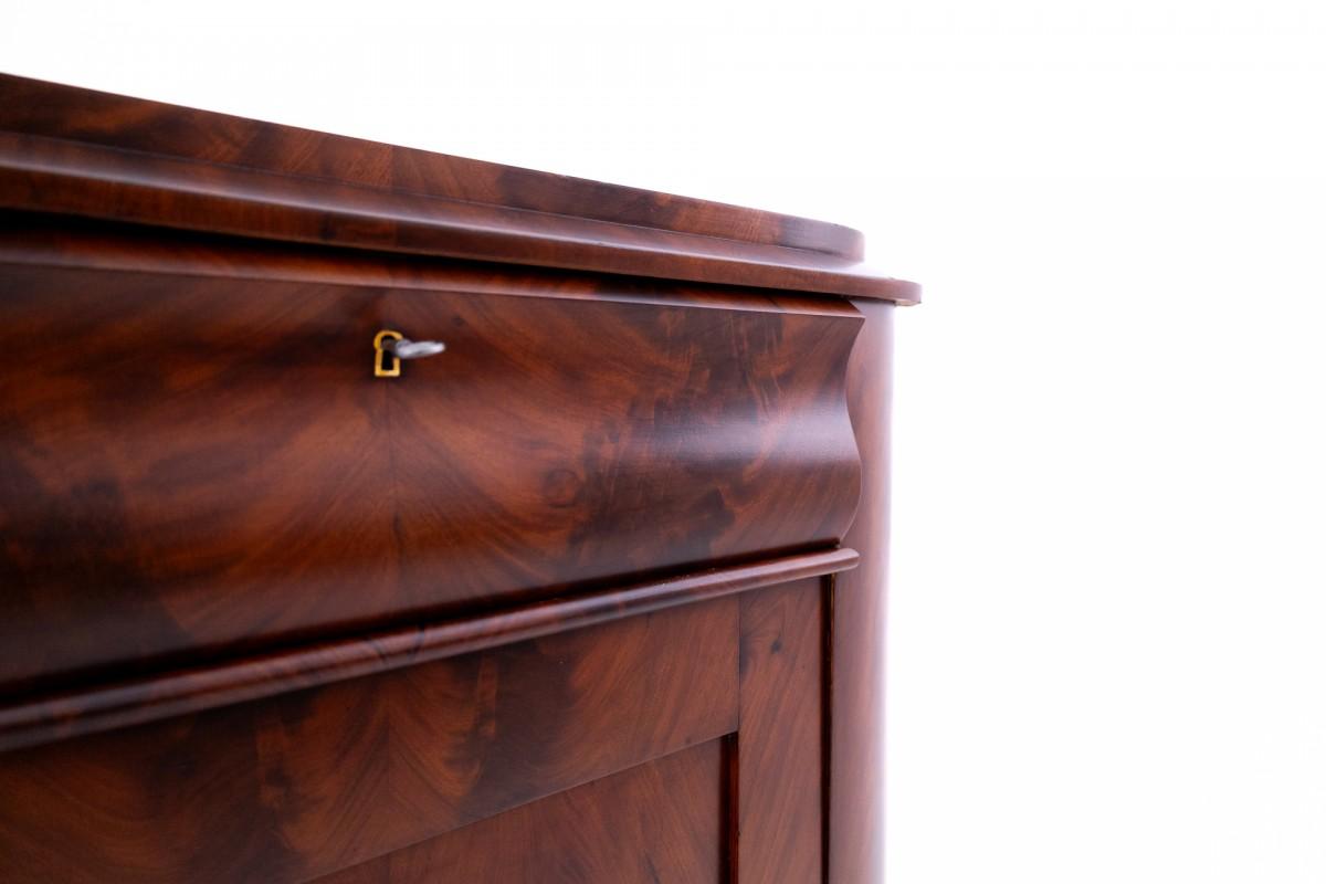 Walnut Antique corner chest of drawers, Northern Europe, circa 1880. For Sale