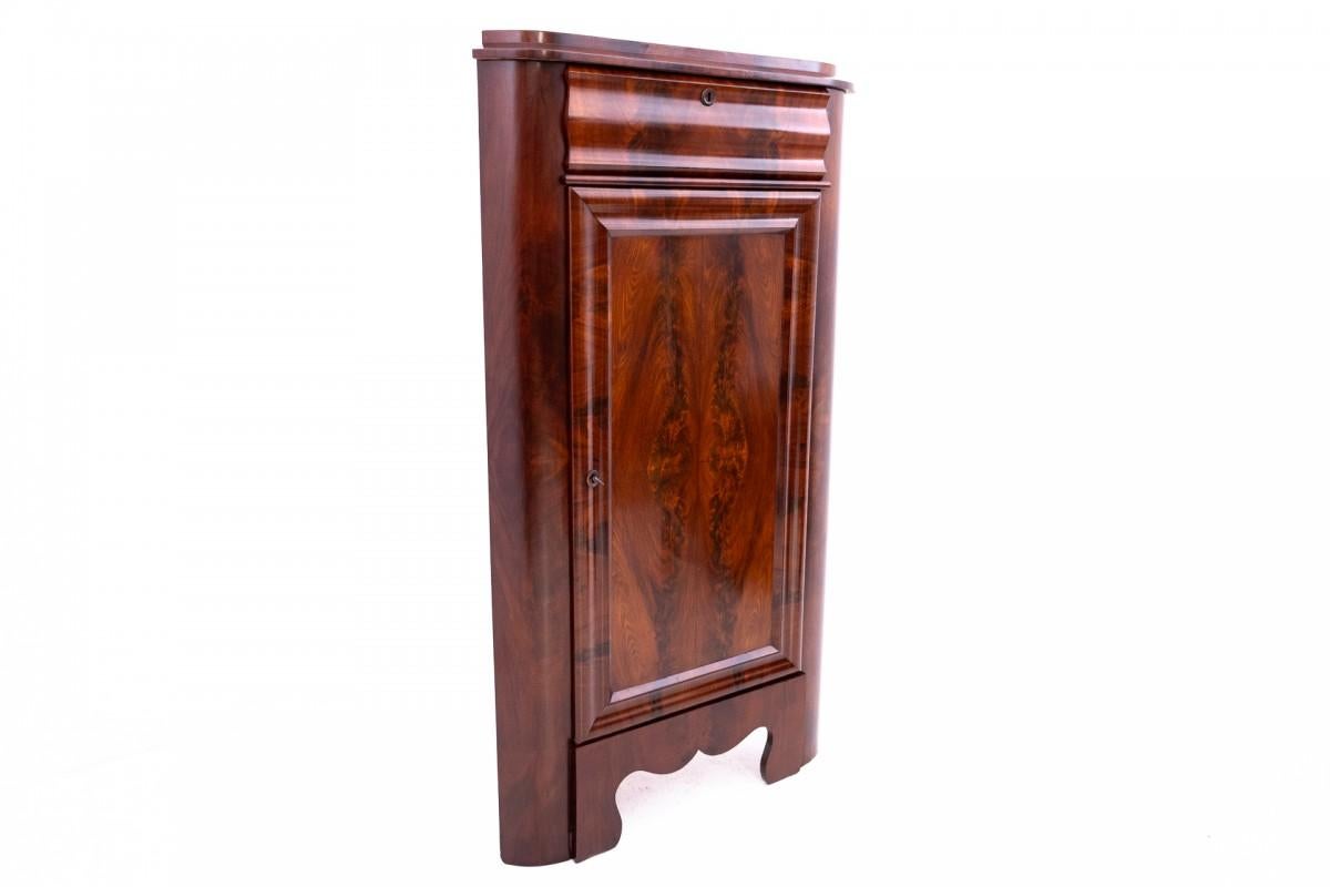 Antique corner chest of drawers made of mahogany wood, Northern Europe, late 19th century.

The furniture is in very good condition, after professional renovation.

Dimensions: height 148 cm / width 90 cm / depth 50 cm