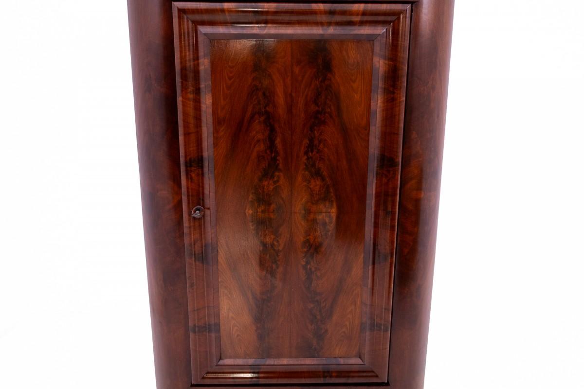 Walnut Antique corner chest of drawers, Northern Europe, year around 1880. For Sale
