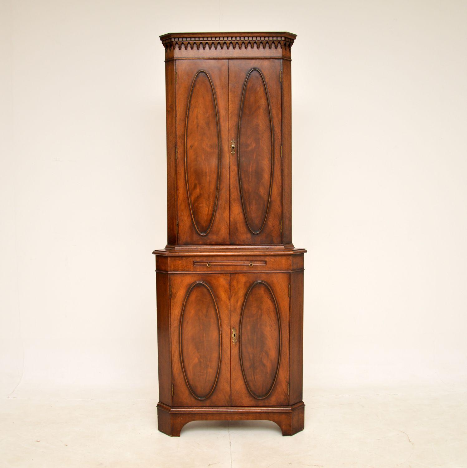 A smart and very well made antique corner cabinet in the Georgian style. This was made in England, it dates from around the 1930-50’s.

It is of excellent quality and is a very useful item. There are beautiful grain patterns, this has oval