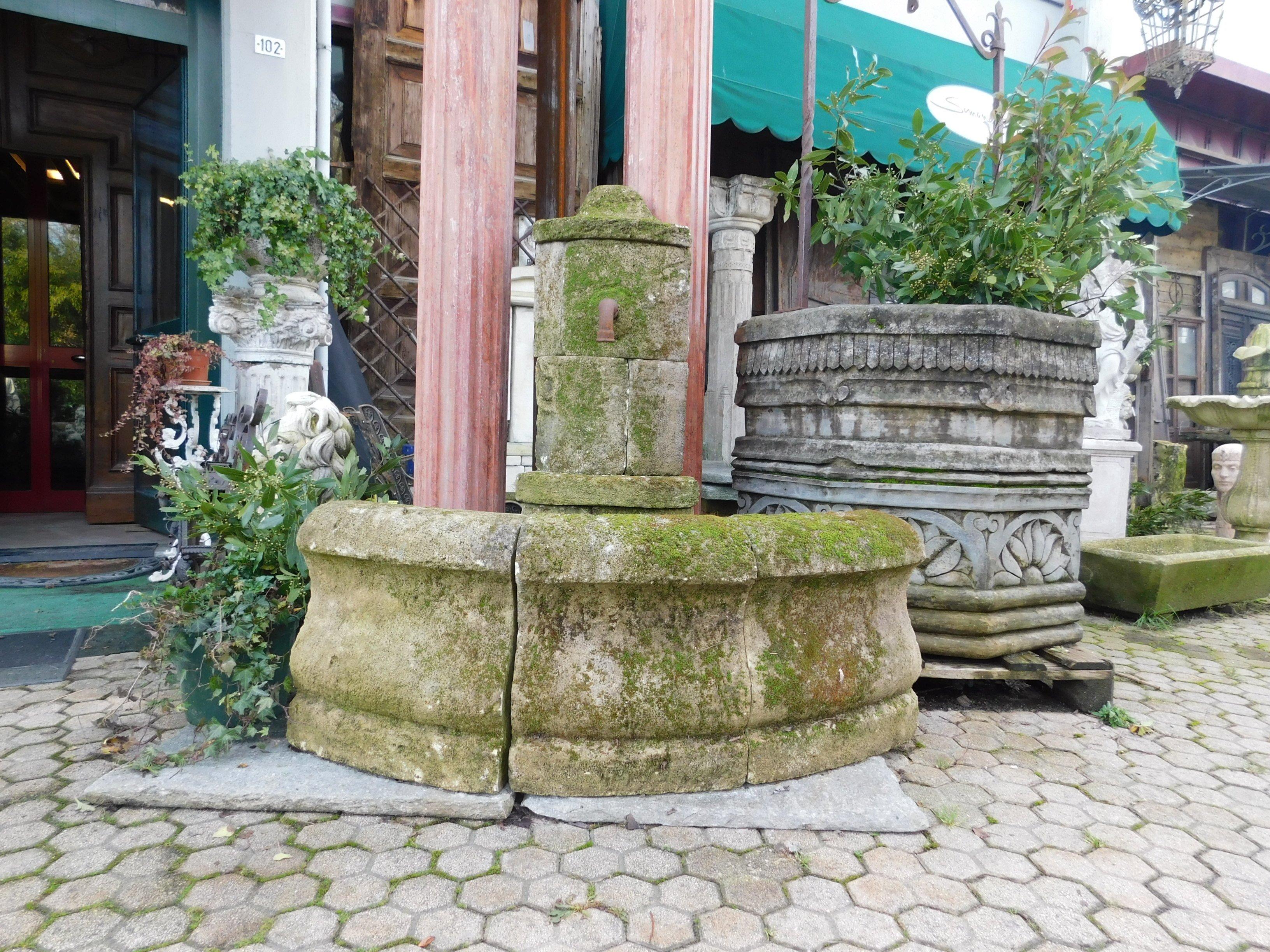 Ancient corner fountain in Burgundy stone, very beautiful and with a beautiful lived patina, perfect in an outdoor corner or garden decor, produced in the 1900 in Italy.
The stone in front measures cm length 135 x height 50 x depth cm 16,
the
