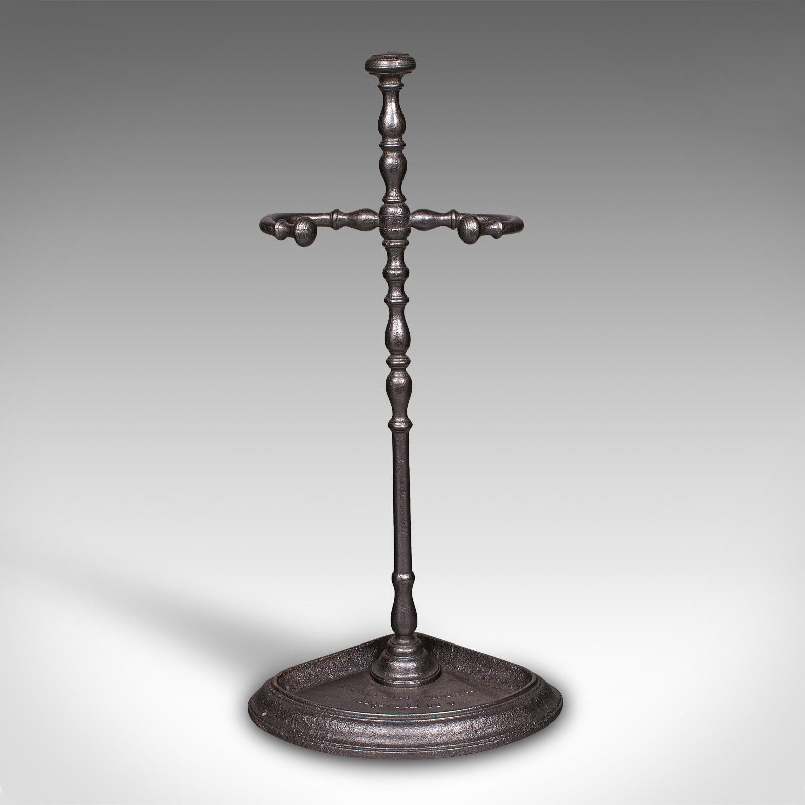 Questo è un antico portaombrelli angolare. Stendino da corridoio francese in ghisa, risalente al tardo periodo vittoriano, circa 1900. Un accessorio per l'ingresso pratico e affascinante, che mette in mostra l'artigianato parigino con dettagli