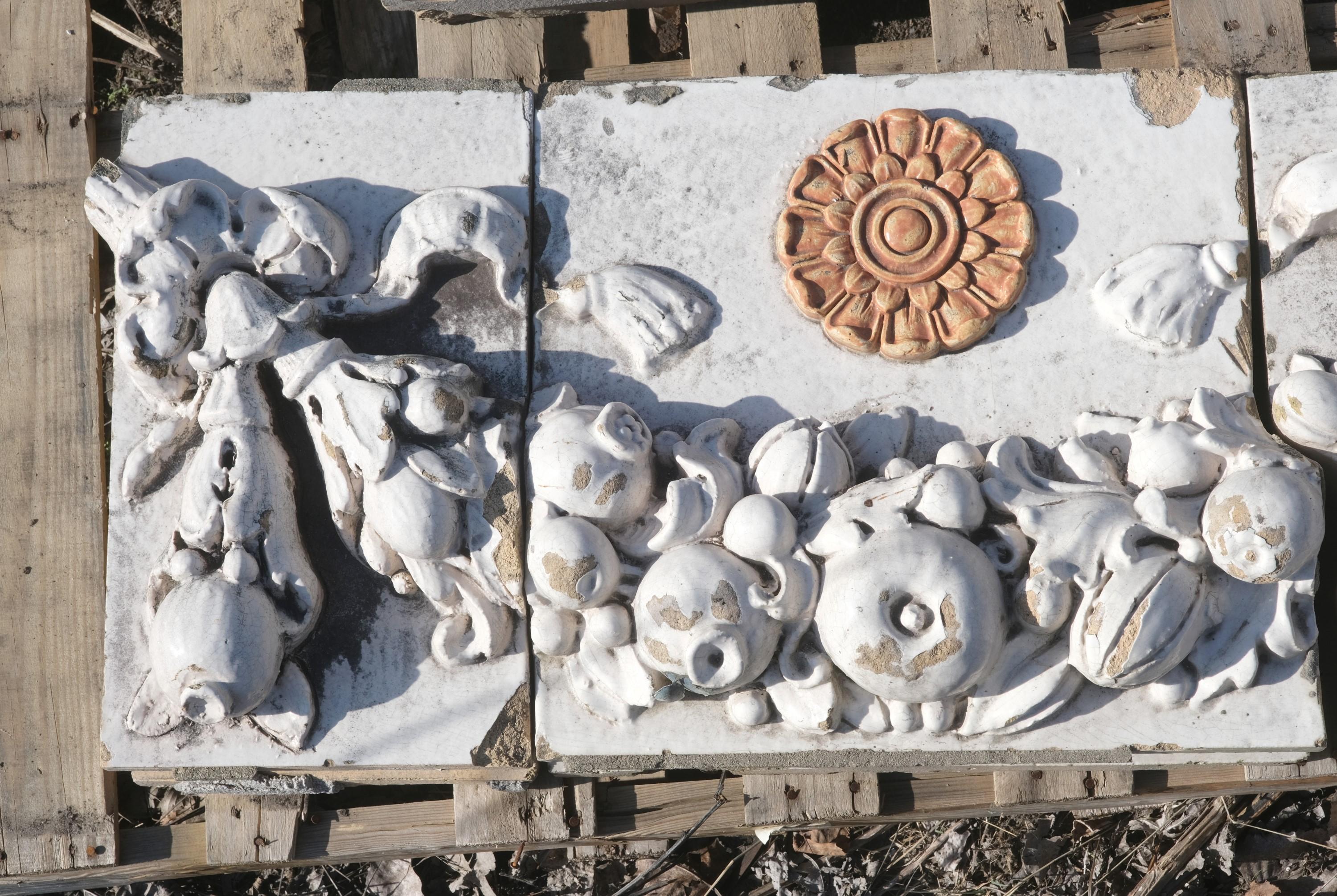 Antique reclaimed white terra cotta frieze made up into three pieces with cornucopia, festoons, and a central orange flower. This is in good condition, with some chips. Please see the photos. Please note, this item is located in our Scranton, PA