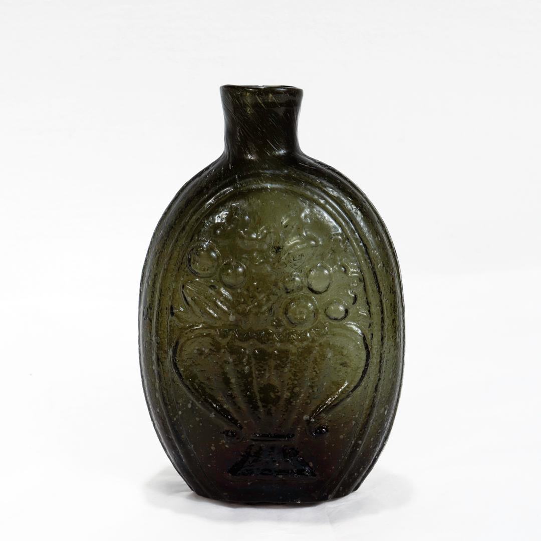 Antikes Füllhorn / Urne Pictoral Amerikanische mundgeblasene Glasflasche oder Flasche G-III (Land) im Angebot