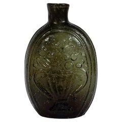 Flacon ou bouteille ancien Pictoral en verre soufflé américain représentant une corne d'abondance/urne G-III