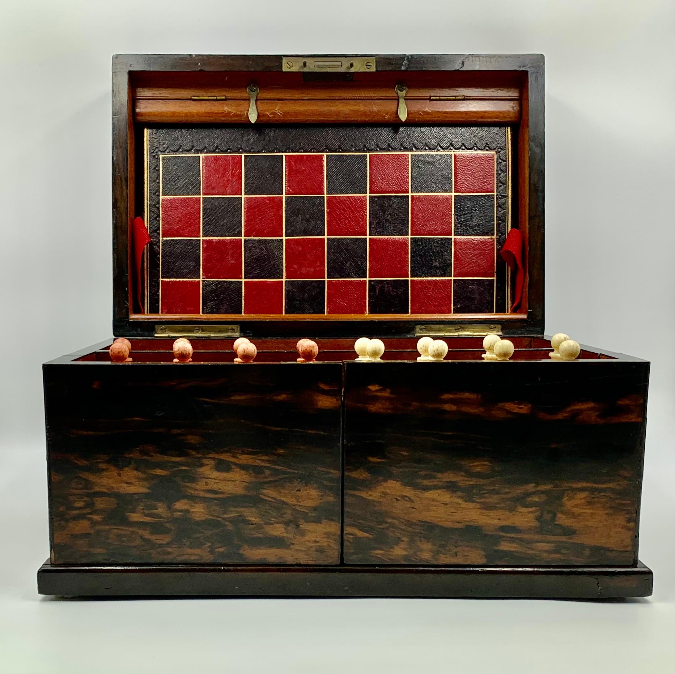 Antike Coromandel-Spielkasten, handgeschnitztes Schachspiel, Backgammon, Checkers, Pferderennen im Angebot 11