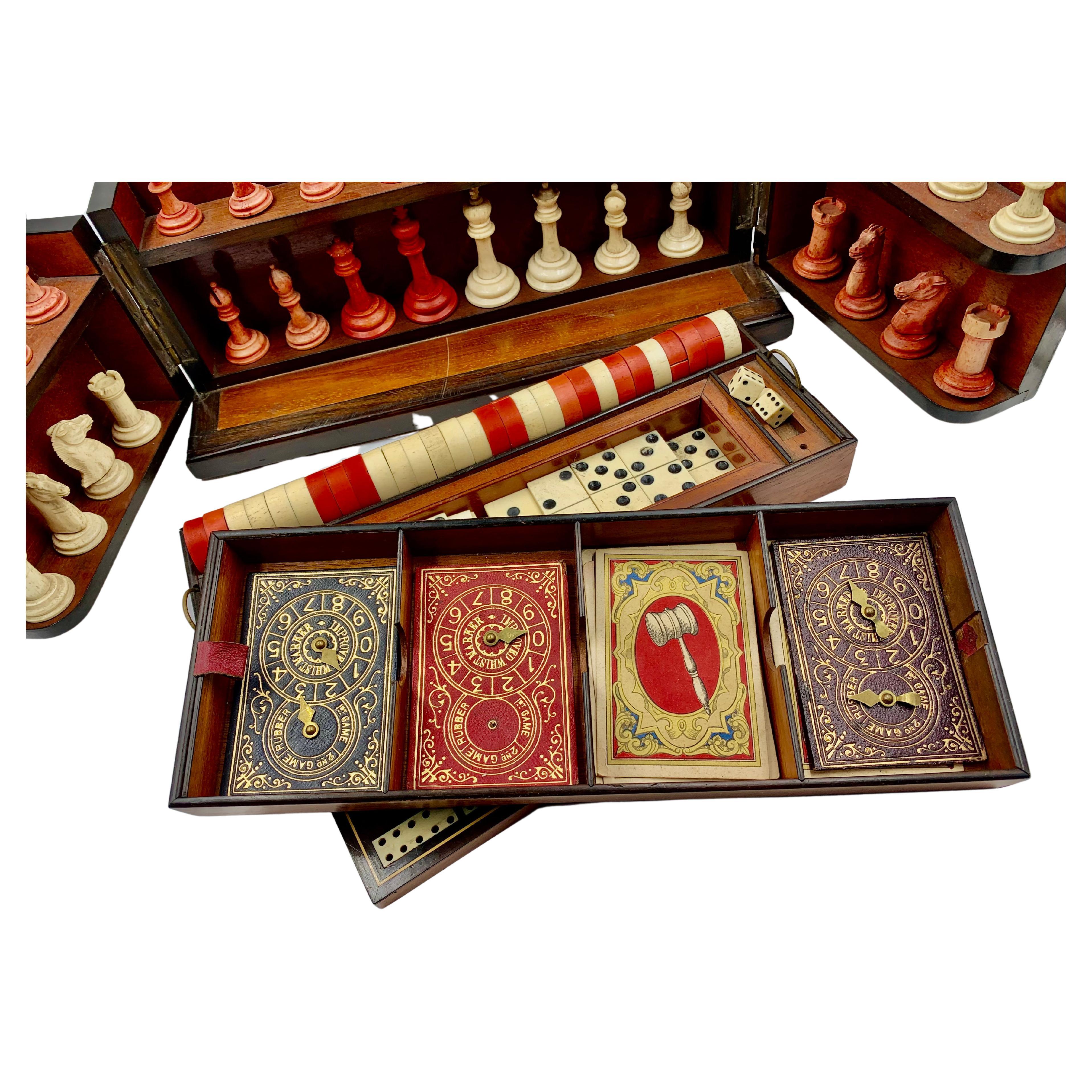 Boîte de jeu ancienne de Coromandel, échecs, backgammon, damiers, course de chevaux sculptés à la main