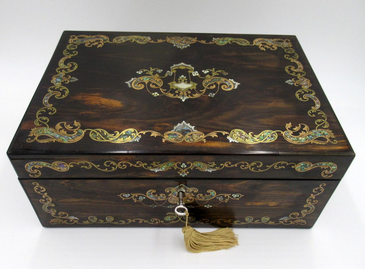 An exceptionally fine quality English well figured Coromandel and satinwood lined ladies or gents travelling writing slope of outstanding quality and medium proportions and traditional sloped form. Firmly attributed to the work of Thomas