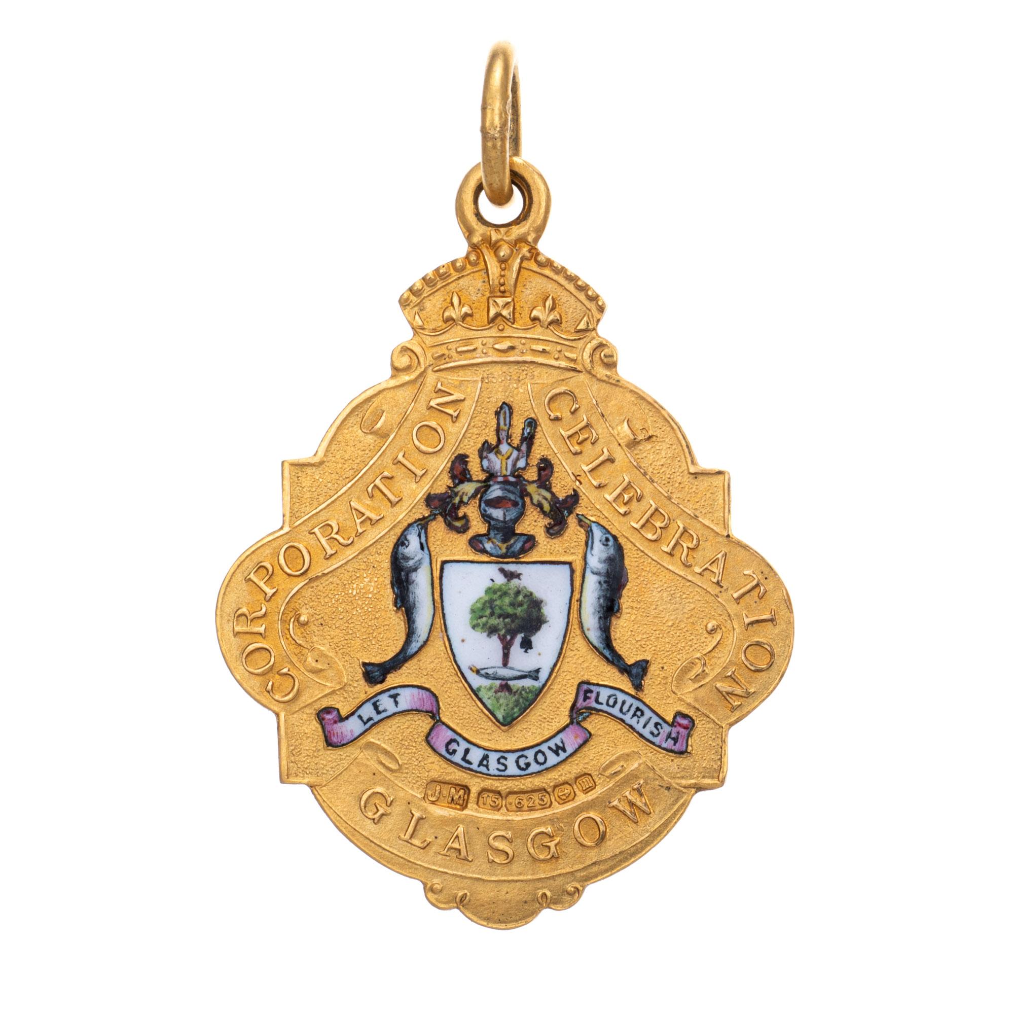 Édouardien Antique médaillon de couronnement en or 15 carats George V Mary Pendentif en émail Glasgow en vente