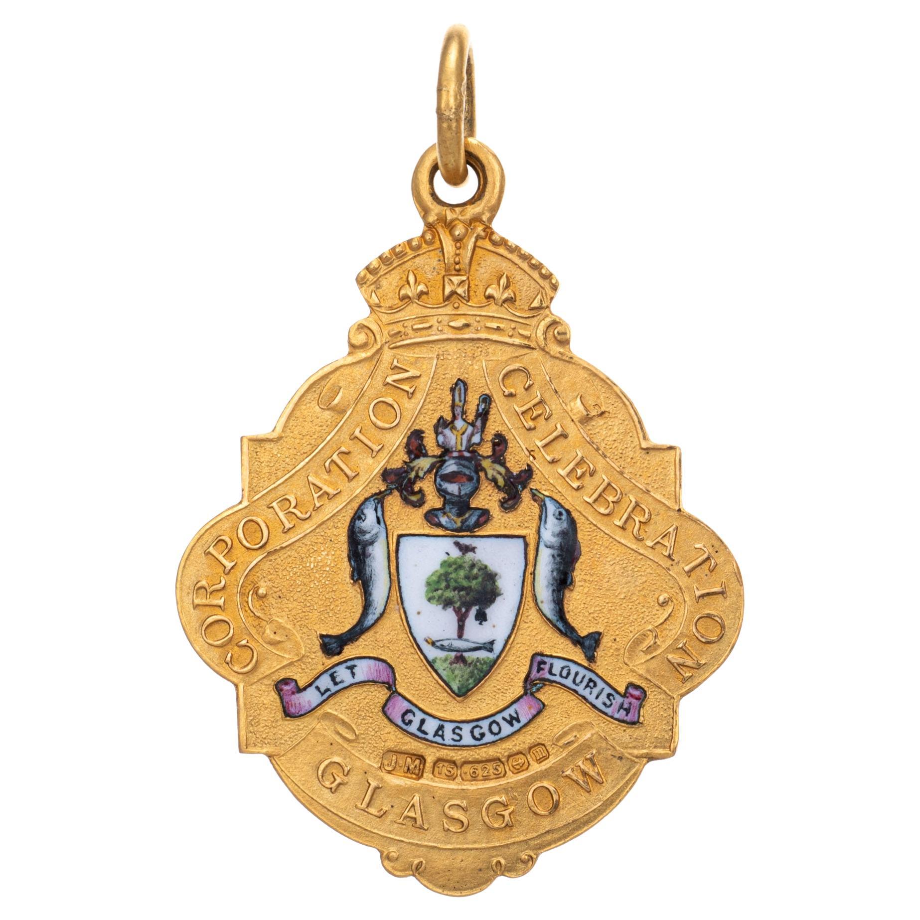 Antique médaillon de couronnement en or 15 carats George V Mary Pendentif en émail Glasgow en vente