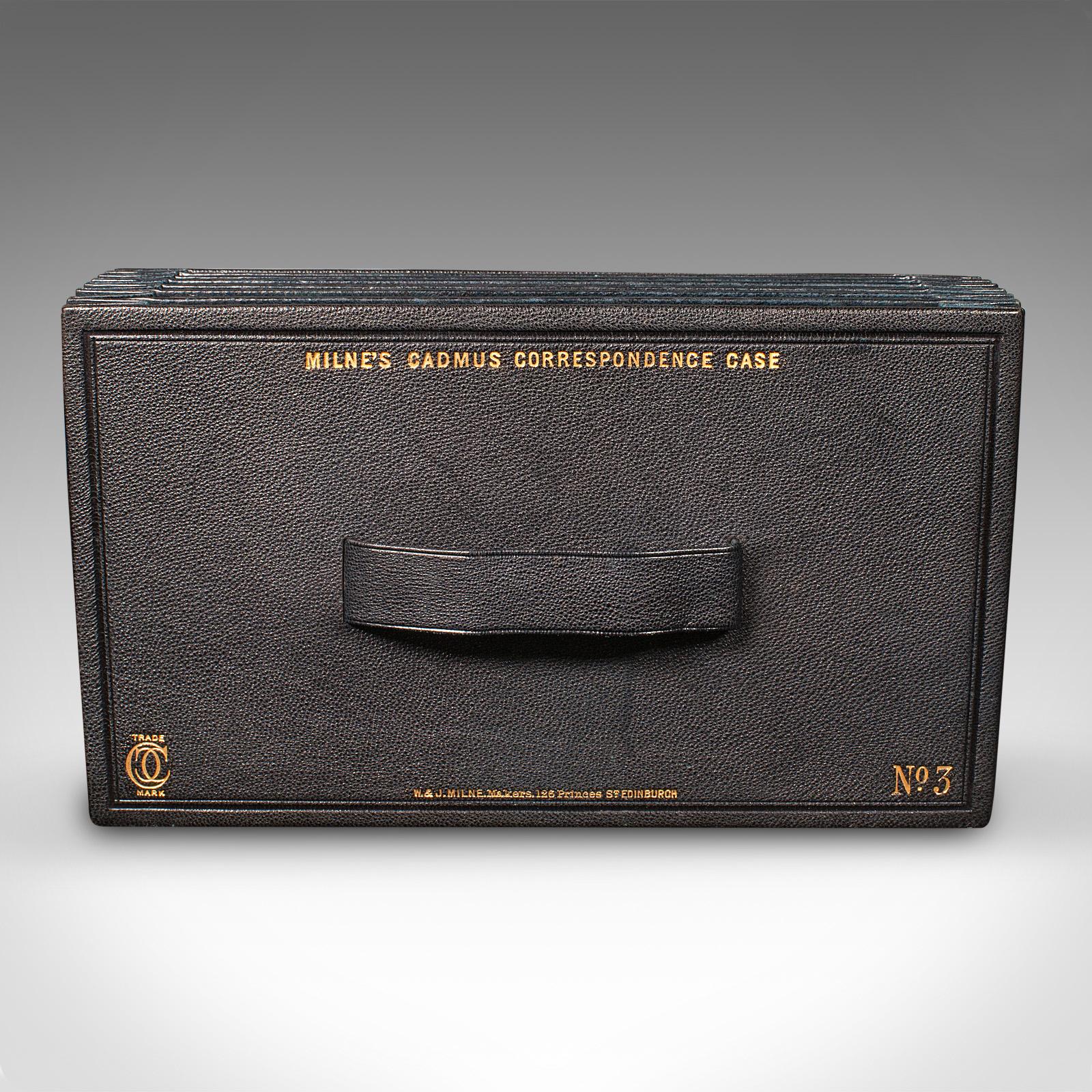 Il s'agit d'un ancien coffret de correspondance Cadmus. Organisateur de bureau compact en cuir écossais de W & J Milne d'Édimbourg, datant de la fin de la période victorienne, vers 1900.

Cadmus a été le premier roi de Thèbes (dans la Grèce antique)