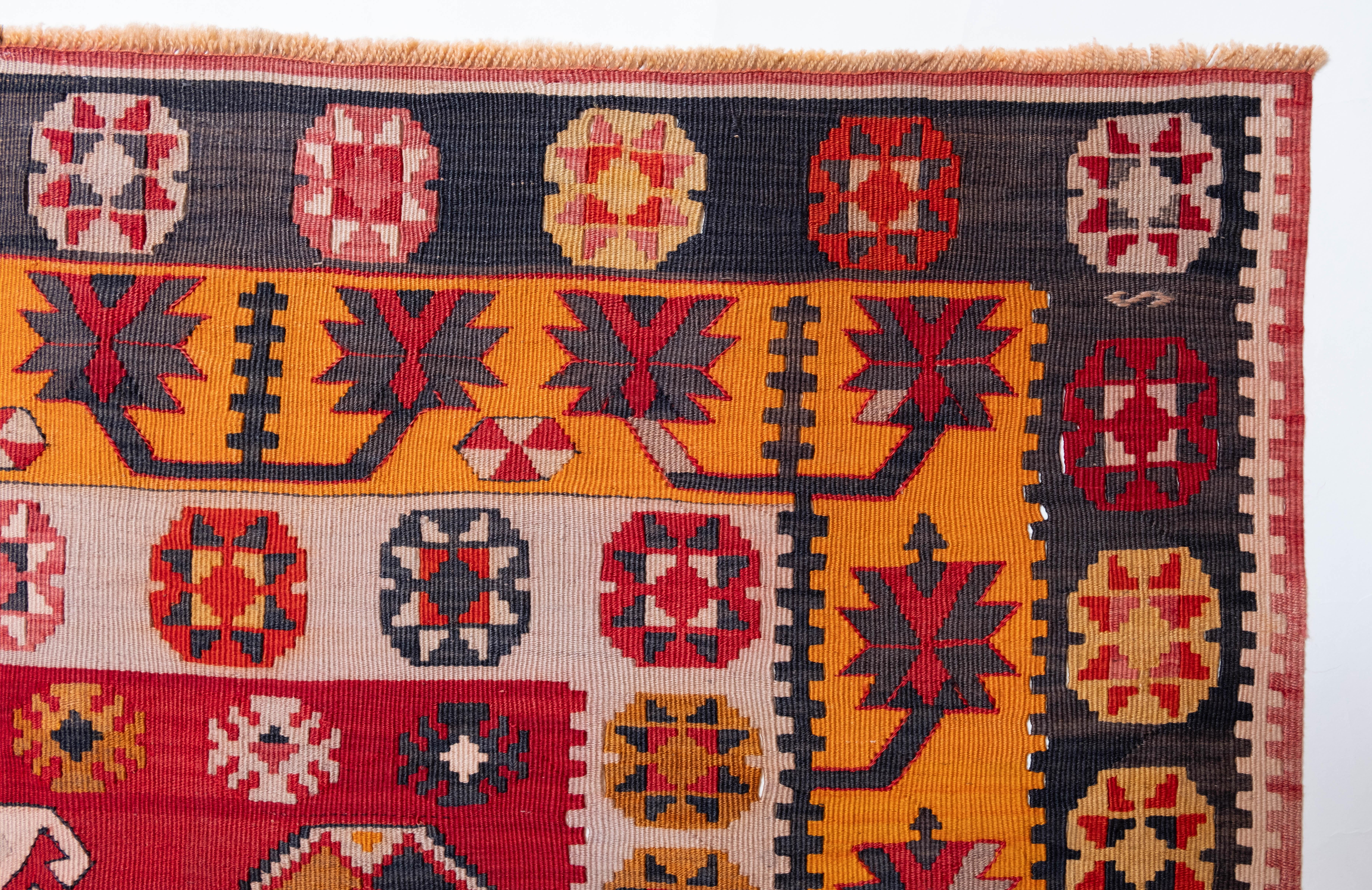 Il s'agit d'un kilim ancien d'Anatolie centrale provenant de la région de Corum et présentant une composition de couleurs rare et magnifique.

Ce kilim antique de grande collection présente de merveilleuses couleurs et textures particulières,