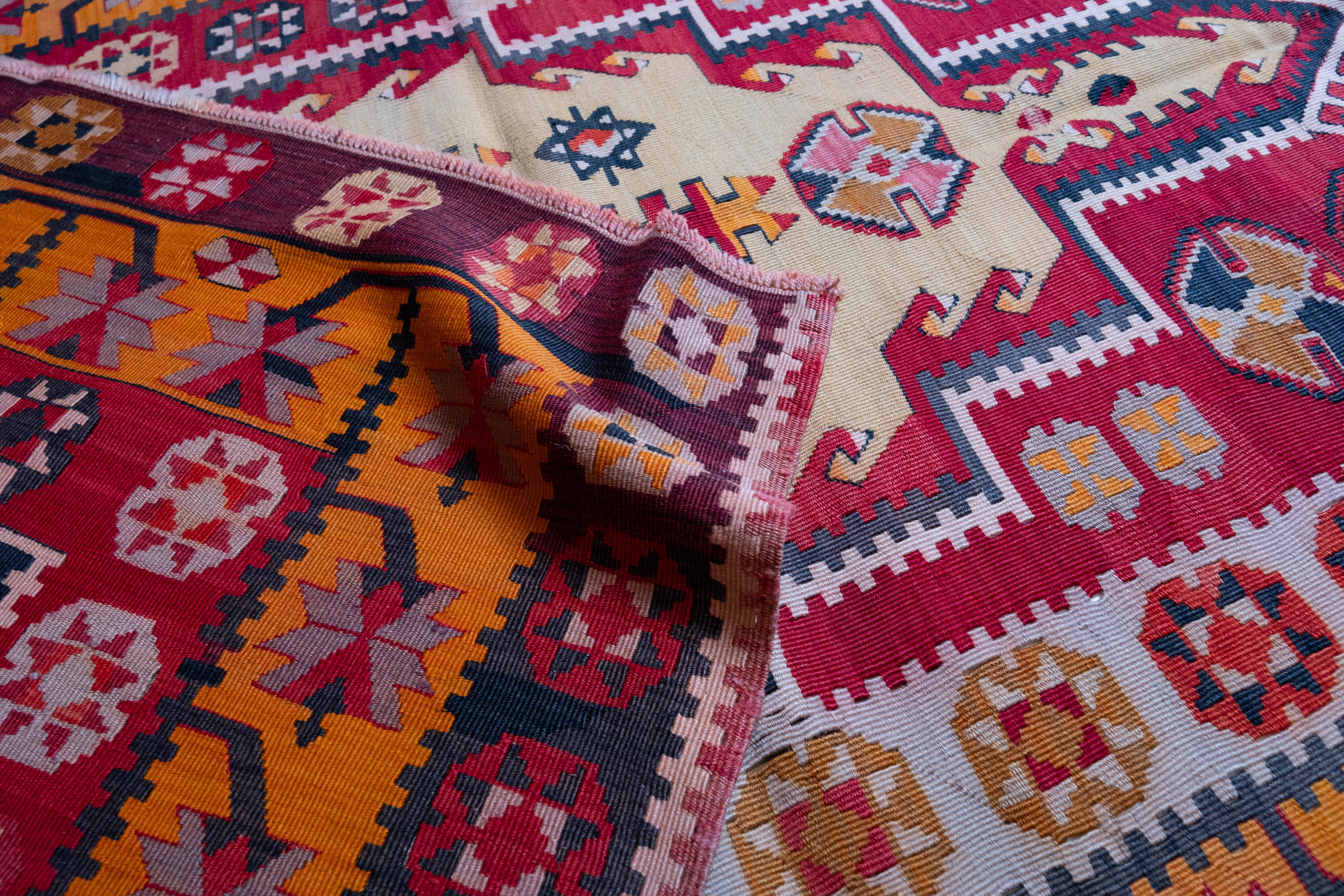 Antiker Corum Chorum Mihrab Kelim-Teppich aus Wolle aus dem alten Zentralalbanischen Türkischen Teppich im Angebot 1