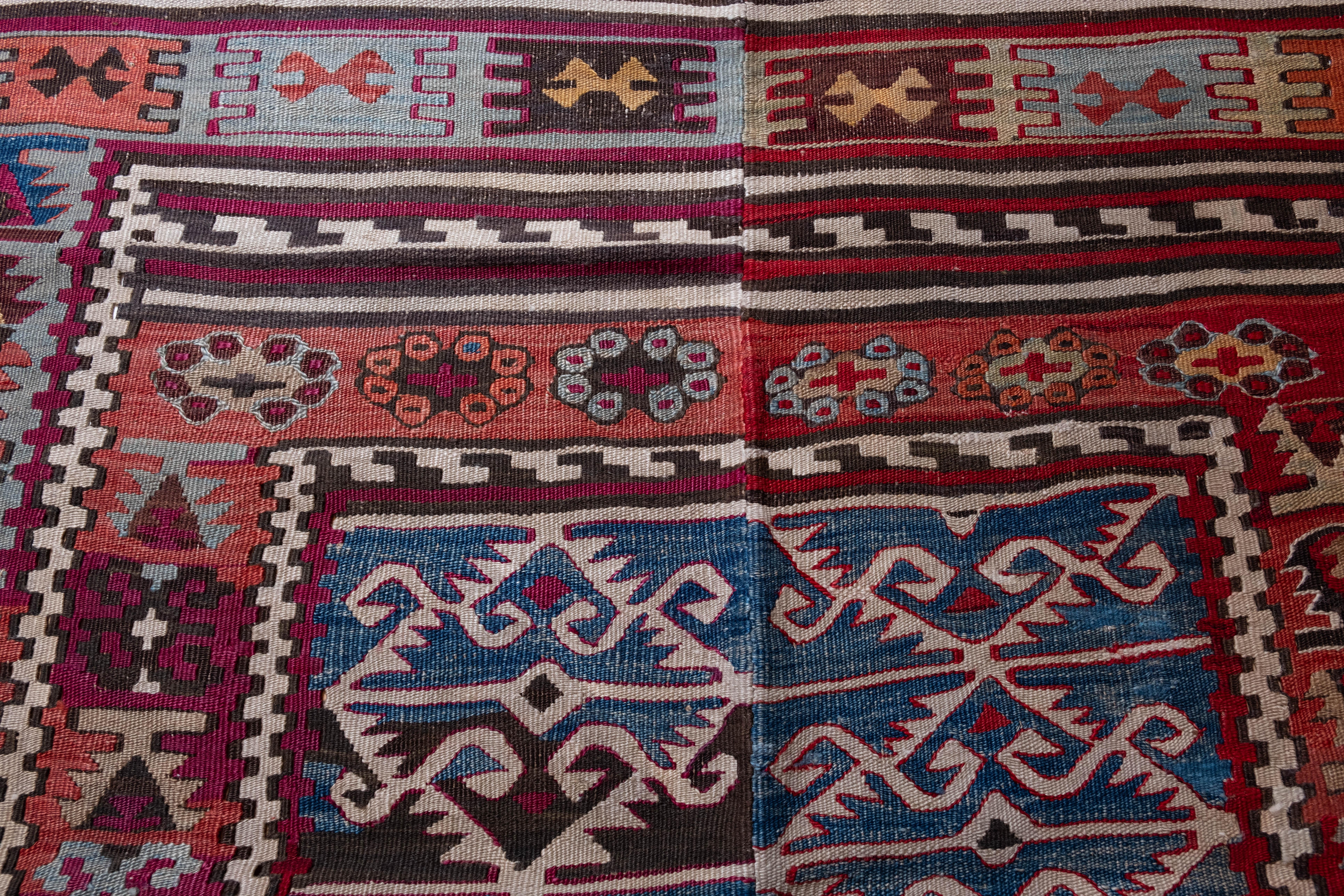 Antique Corum Kilim Rug Wool Old Central Anatolian Turkish Carpet In Good Condition For Sale In Tokyo, JP