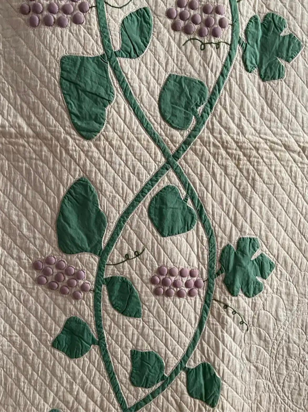 Antique Cotton “Grapes” Quilt in White and Purple with Fine Details, USA, 1920s In Good Condition In Copenhagen K, DK