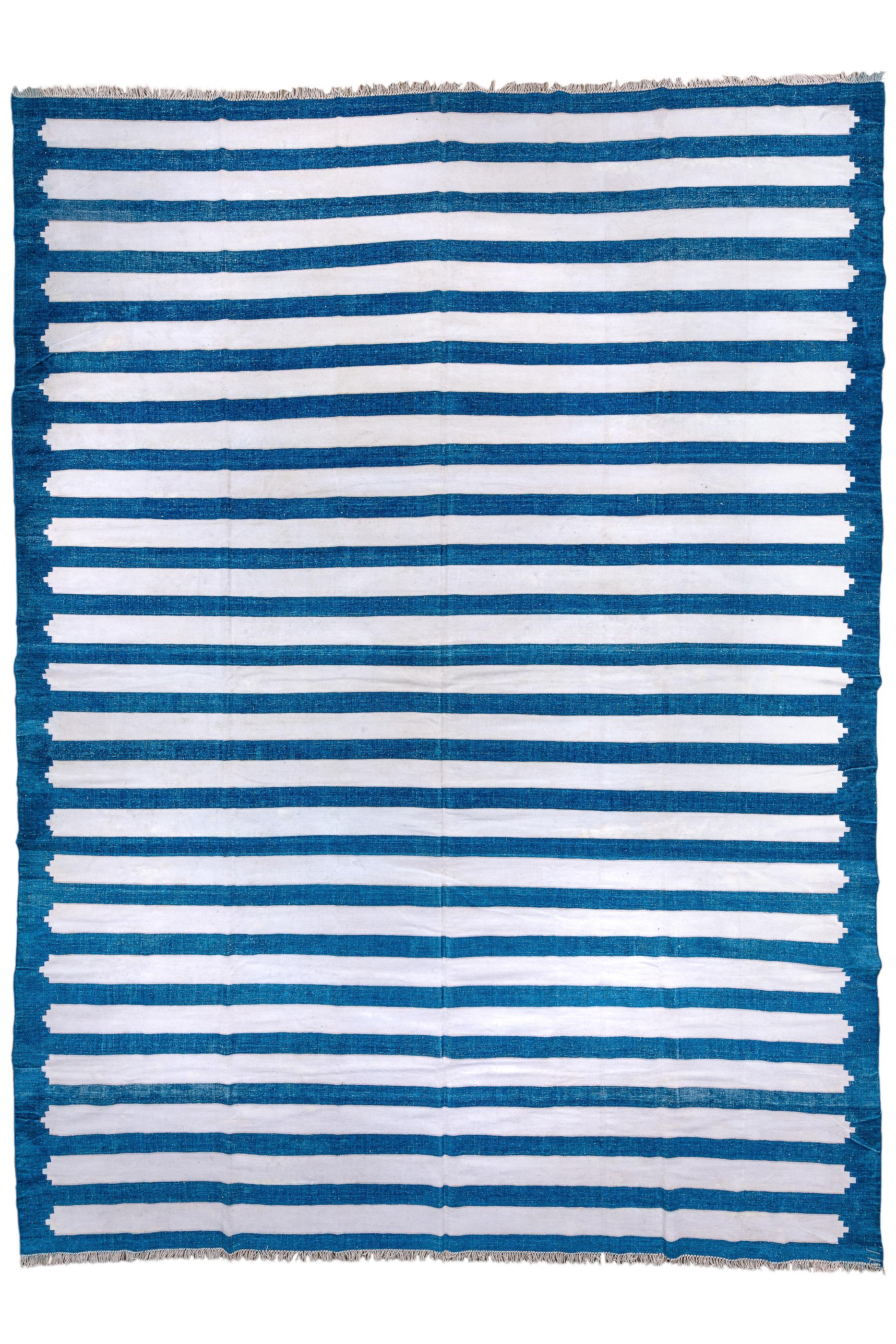 Klassischer blau-weiß gestreifter indischer handgewebter Dhurrie-Teppich. Antiker Flachgewebe-Teppich aus reiner Baumwolle in ausgezeichnetem Zustand. 

Teppich Maßnahmen
10'6x14'1