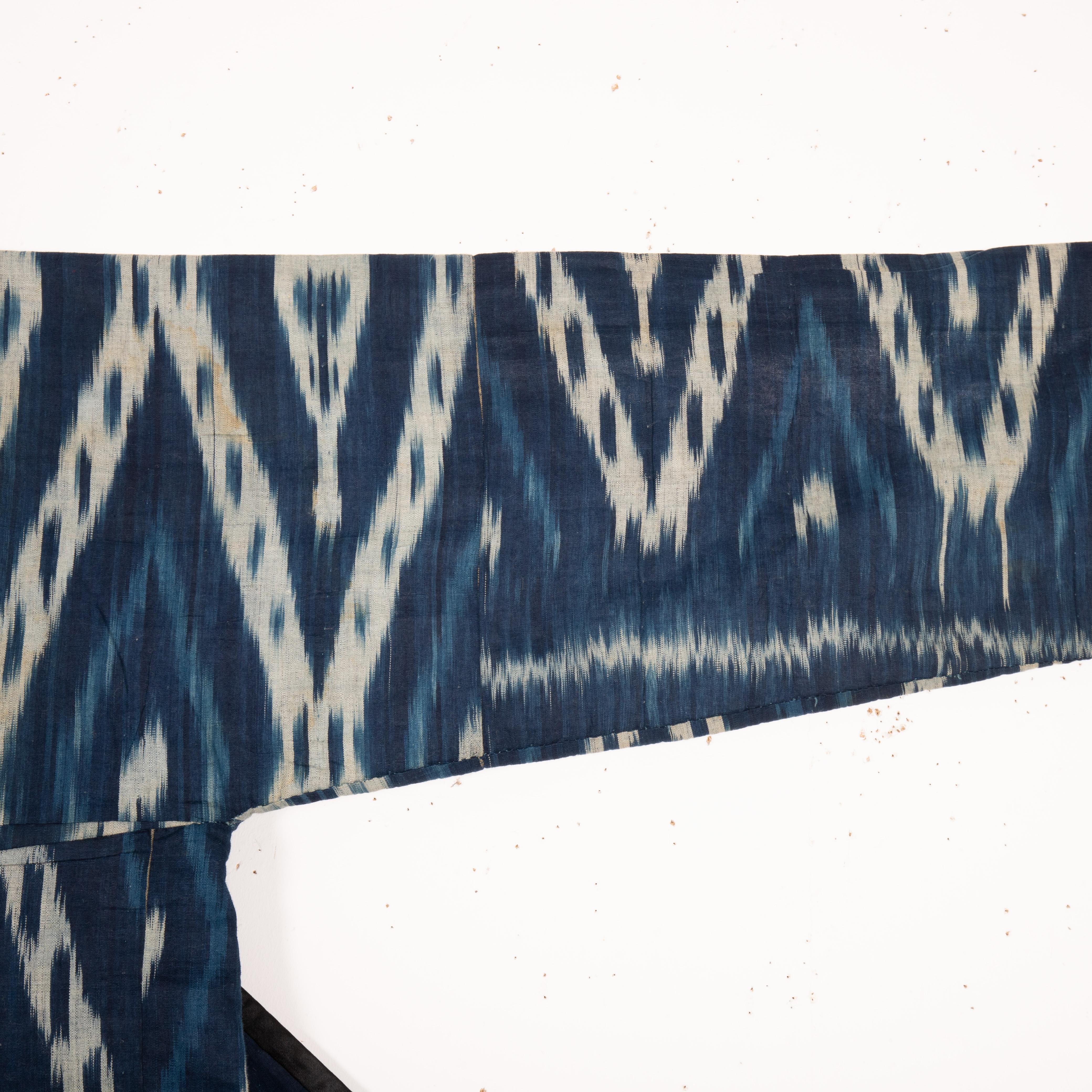 Antique Cotton Indigo Ikat Chapan, Uzbekistan, Late 19th Century In Good Condition For Sale In Istanbul, TR