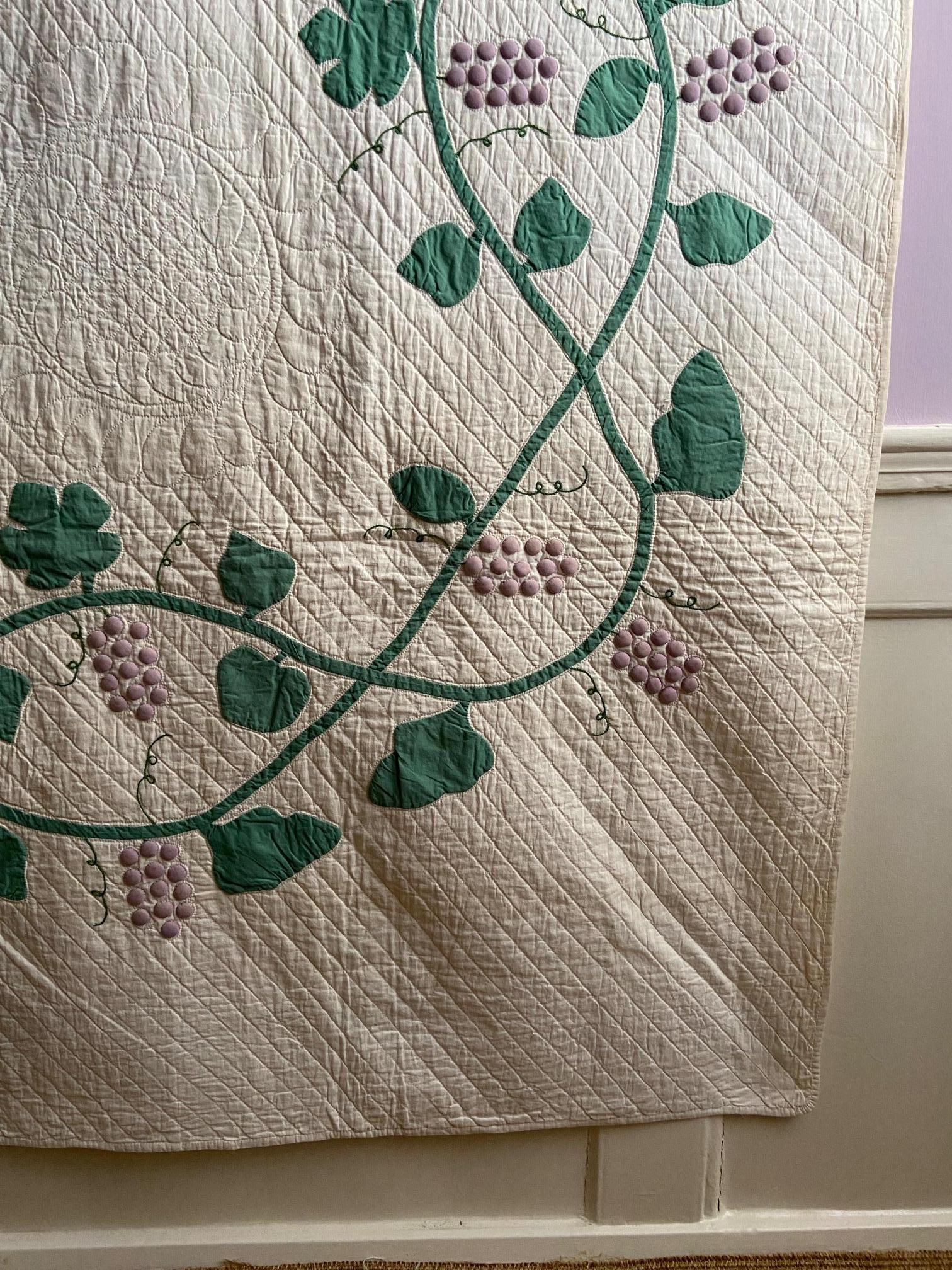 American Antique Cotton White and Purple “Grapes” Quilt, USA, 1920's