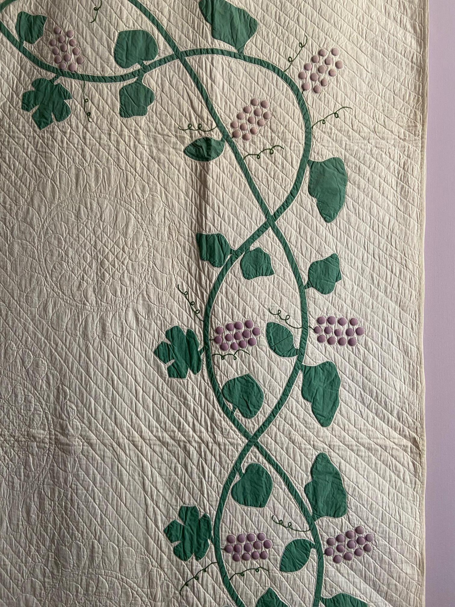 Antique Cotton White and Purple “Grapes” Quilt, USA, 1920's In Good Condition In Copenhagen K, DK