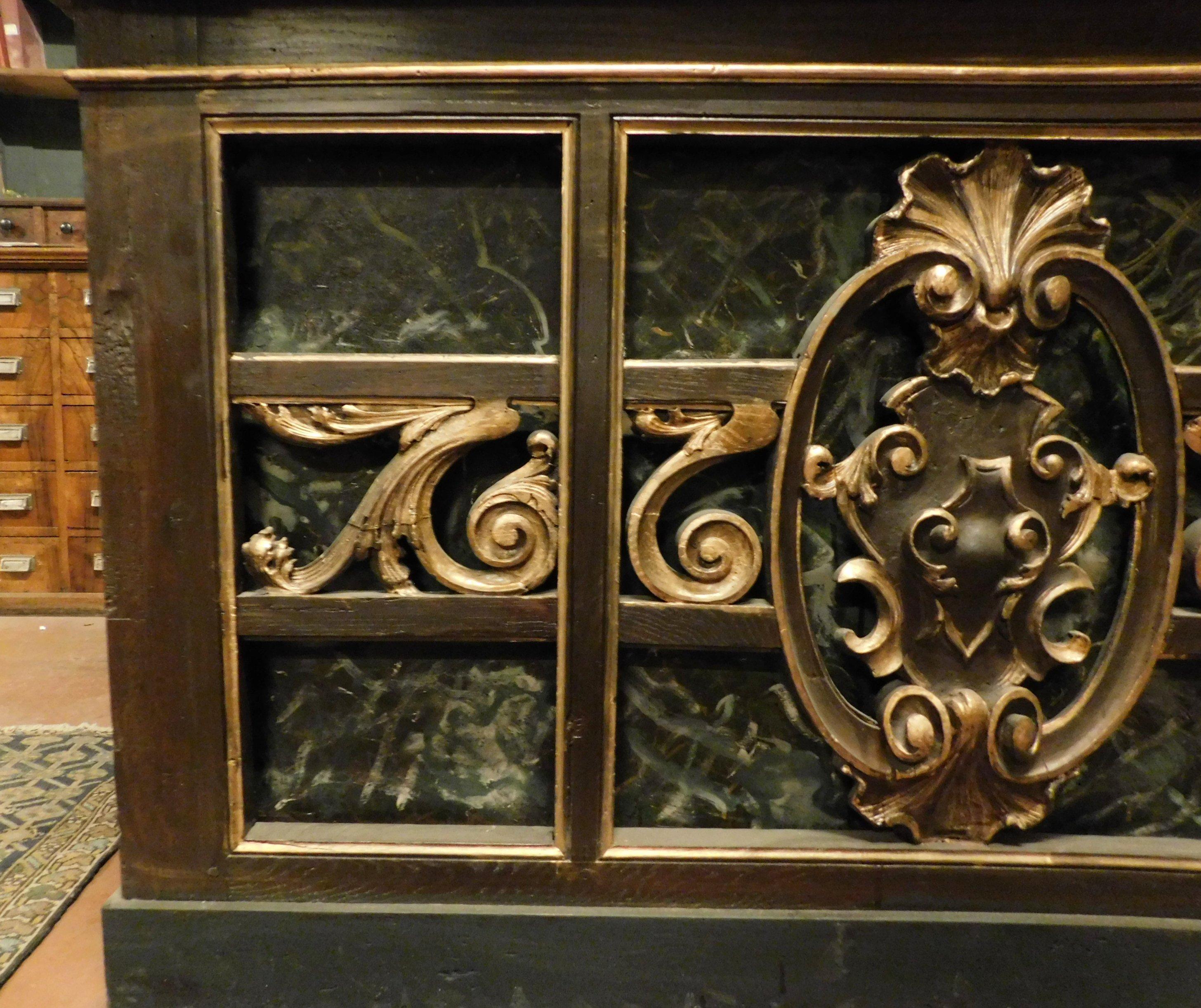 Mesa antigua de mostrador de madera dorada lacada, imitación mármol verde, 1800 en venta 3