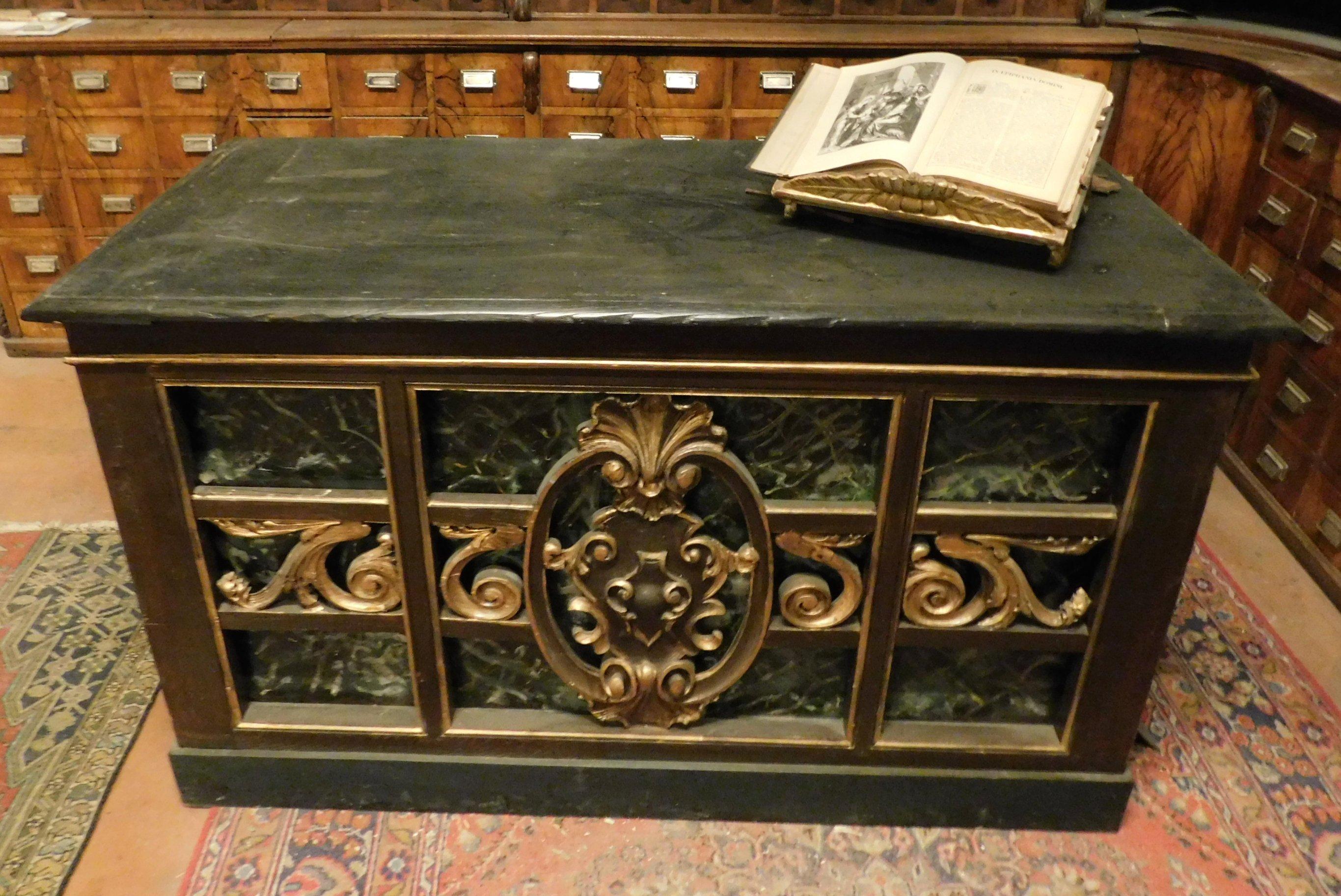 Mesa antigua de mostrador de madera dorada lacada, imitación mármol verde, 1800 en venta 4
