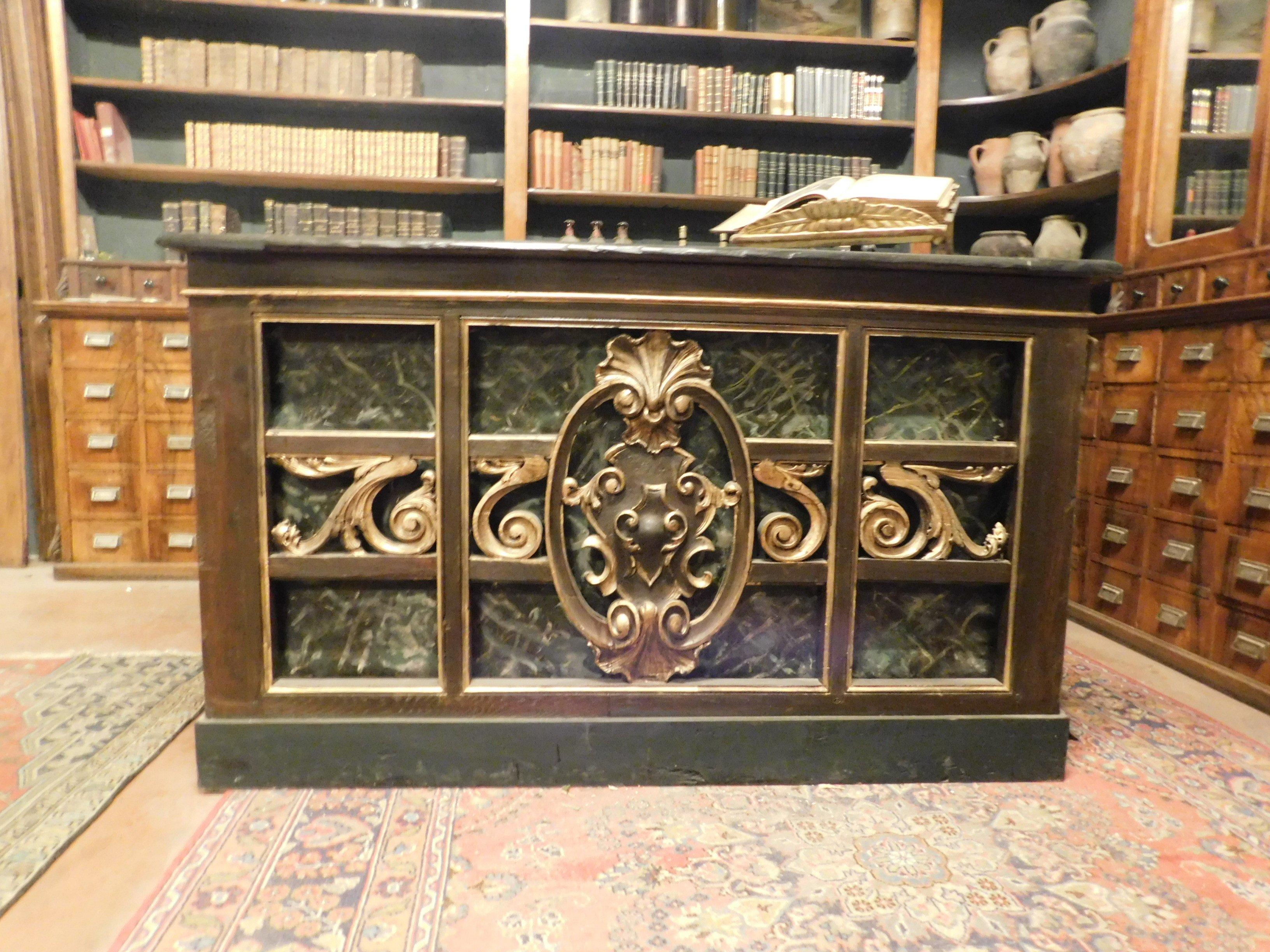 Mesa antigua con respaldo o mostrador de madera lacada y dorada, falso mármol marrón y verde, lacada a mano en el siglo XIX por un artista en Italia, procedente de una capilla privada de una villa noble, puede utilizarse como mostrador de una tienda