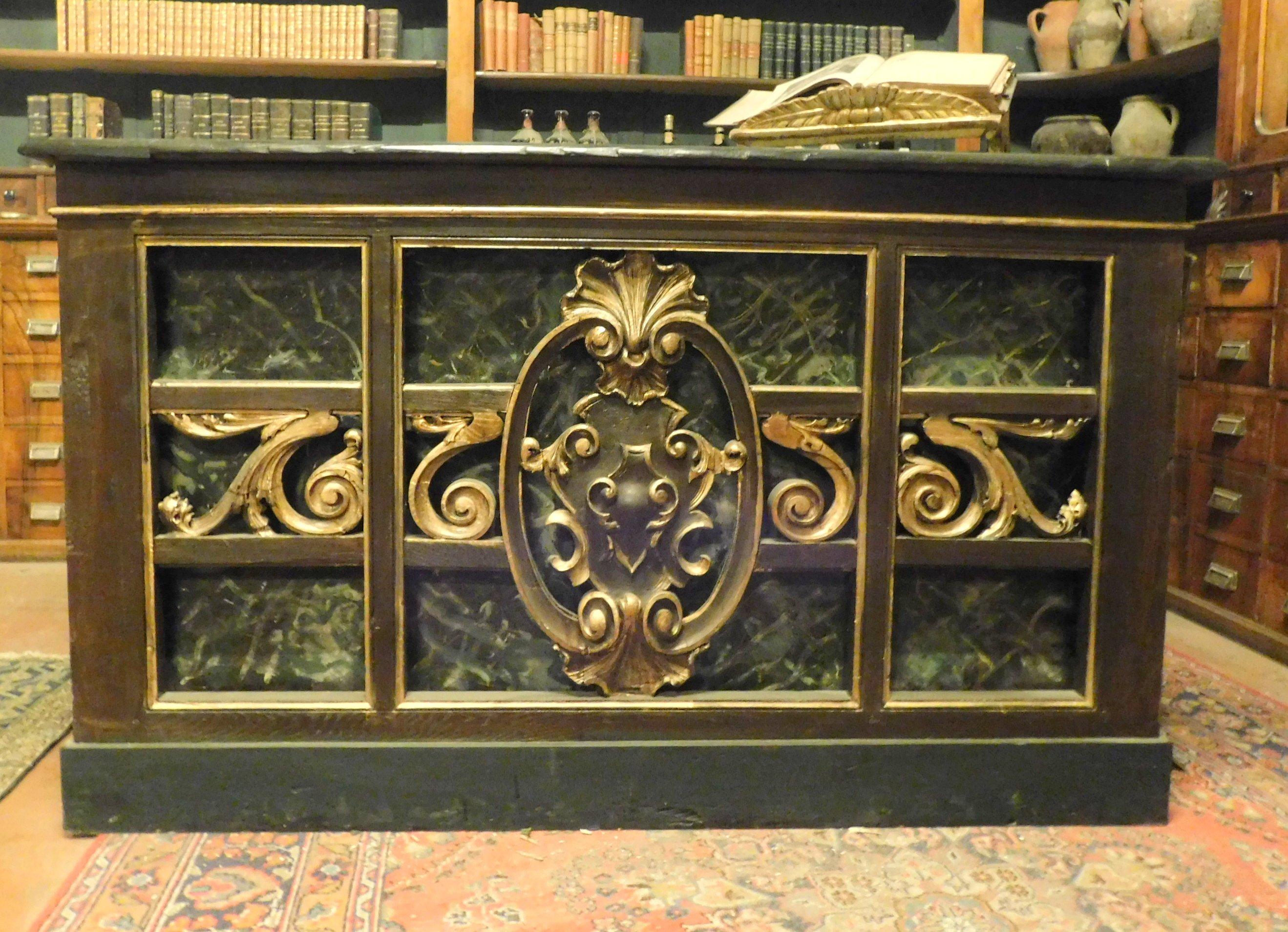 Mesa antigua de mostrador de madera dorada lacada, imitación mármol verde, 1800 Italiano en venta