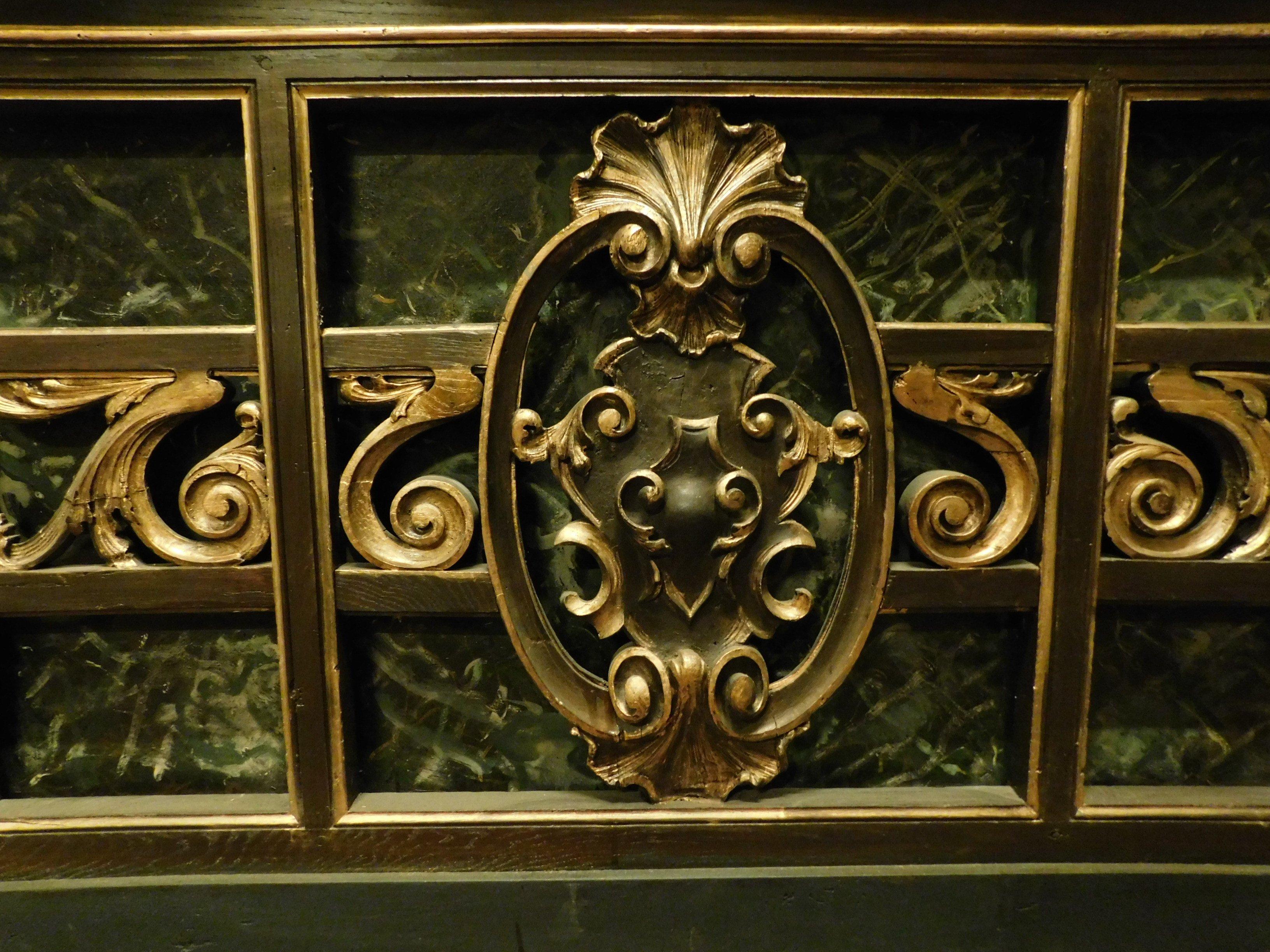 Mesa antigua de mostrador de madera dorada lacada, imitación mármol verde, 1800 en venta 1