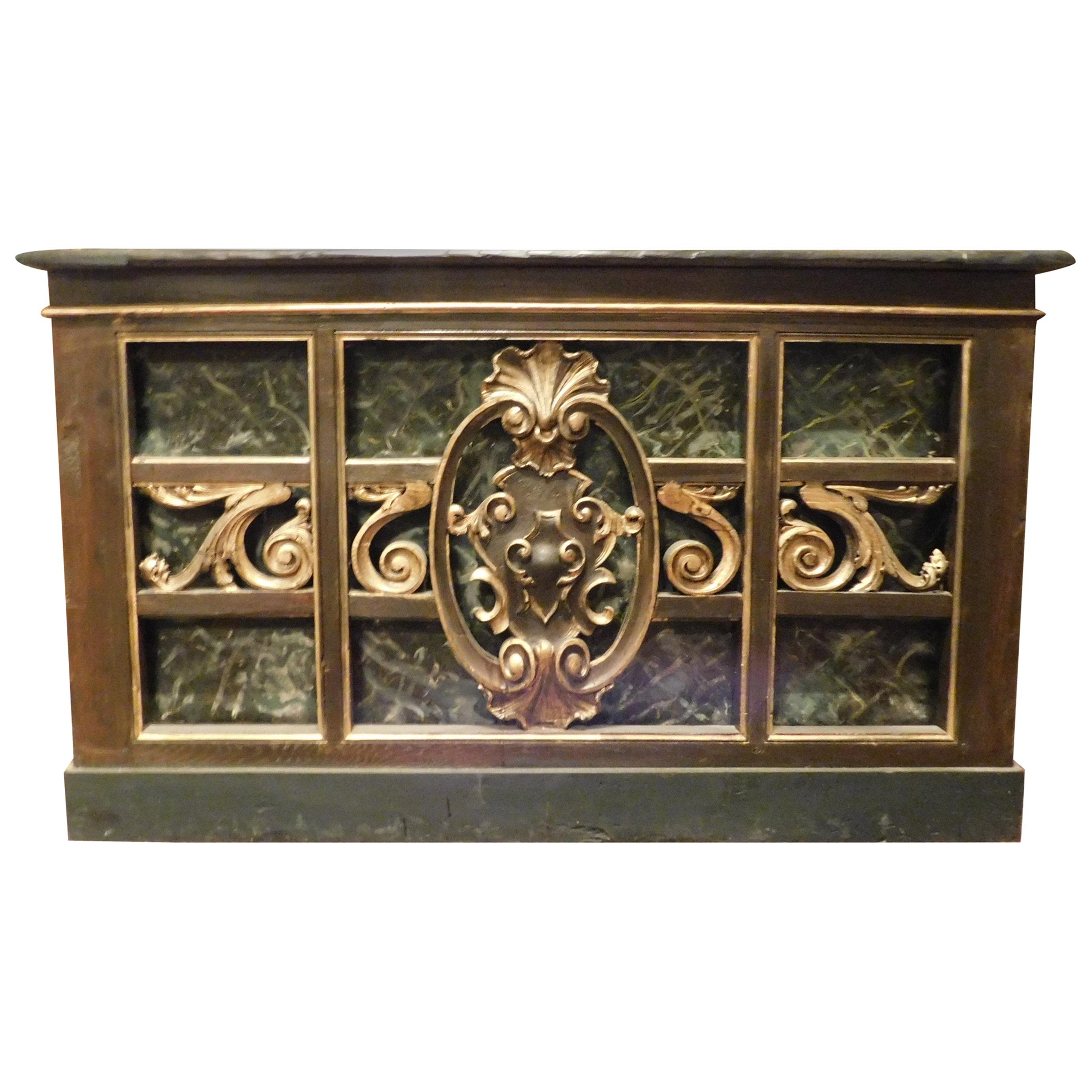 Table de comptoir d'antiquités en bois laqué doré et faux marbre vert, 1800
