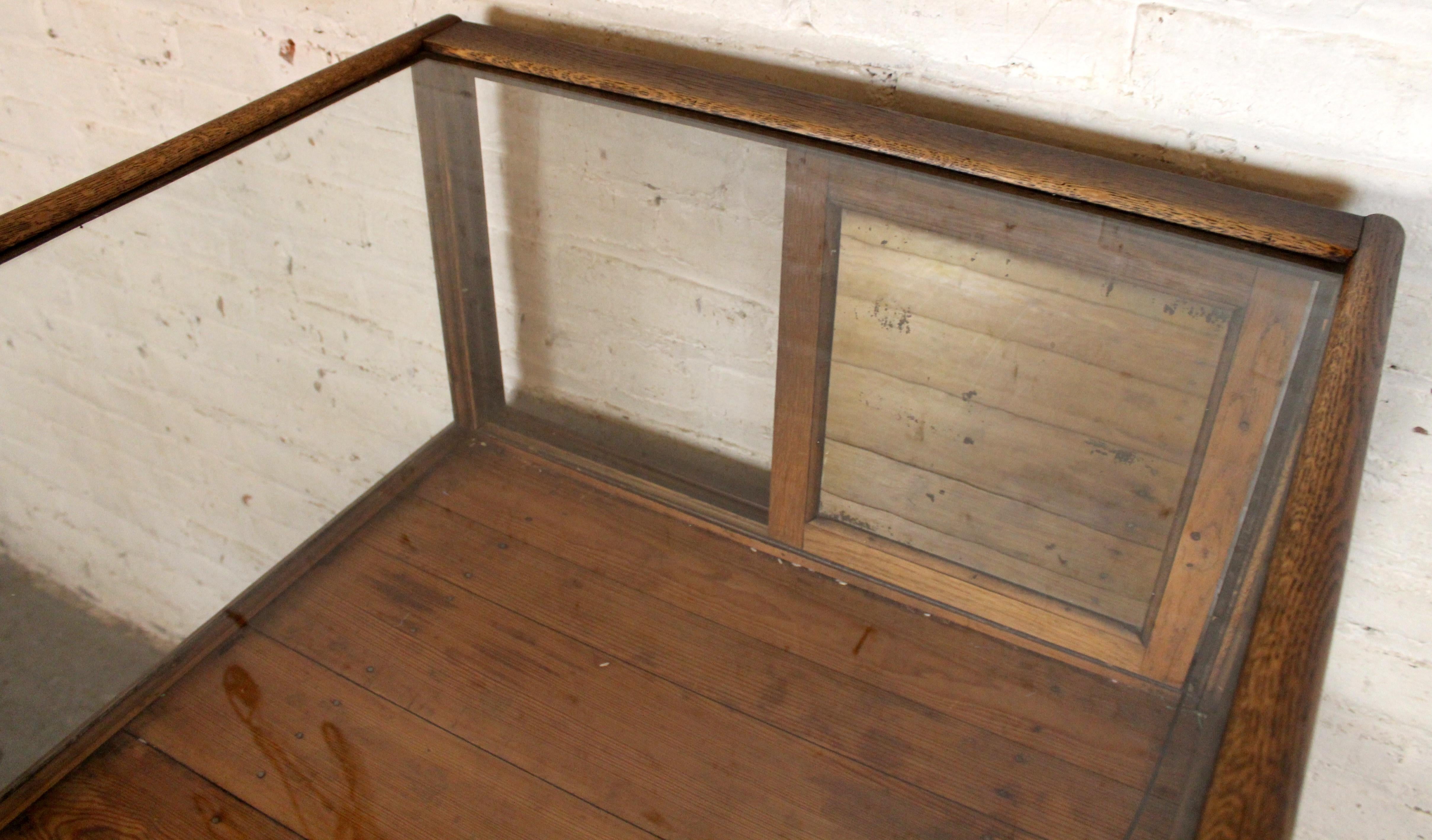 Antique Countertop Display Case on Stand For Sale 1