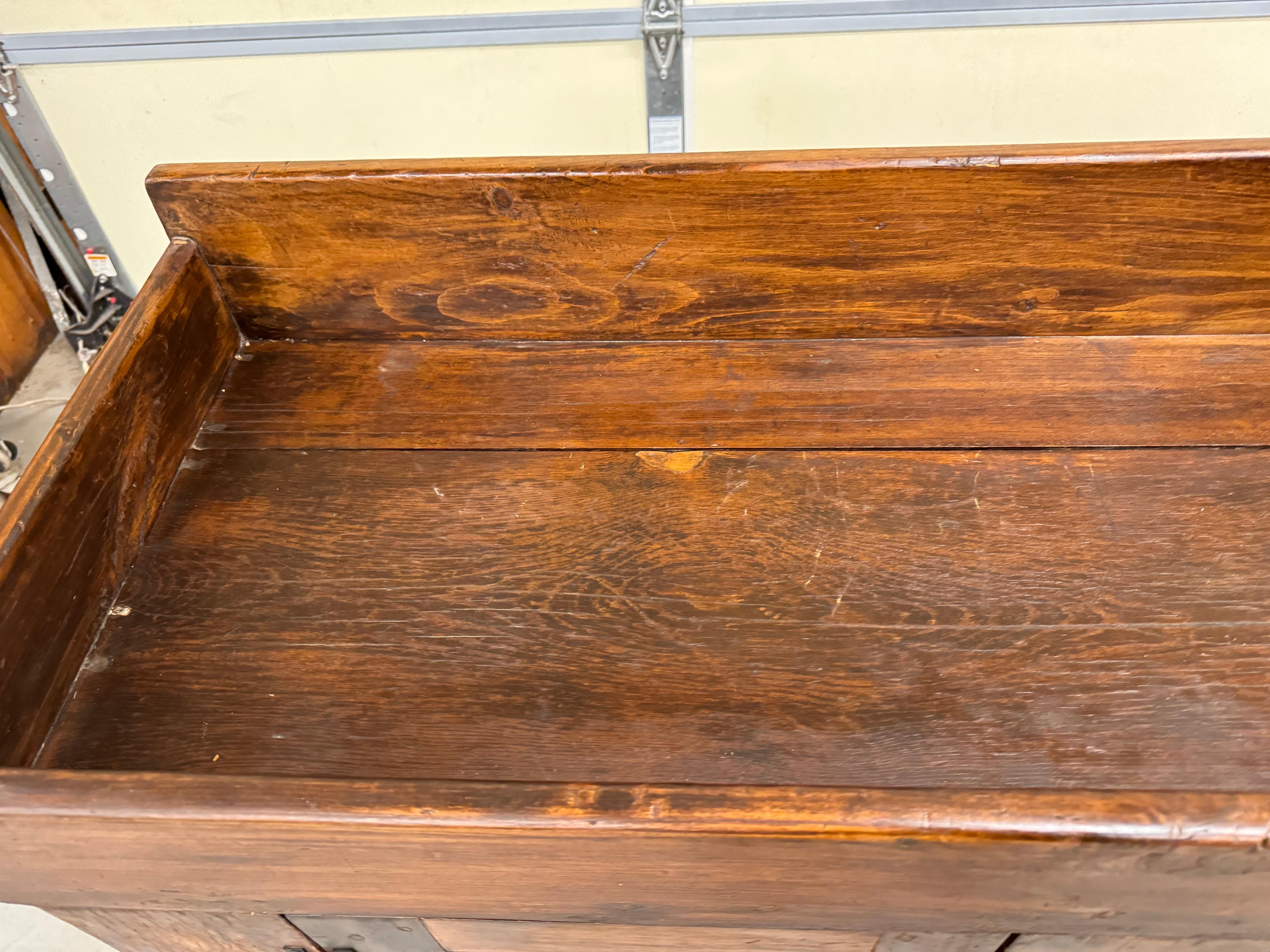 Antique Country Elongated Dry Sink With Random Board Back Circa  Early 1900's In Good Condition In Wilmington, DE