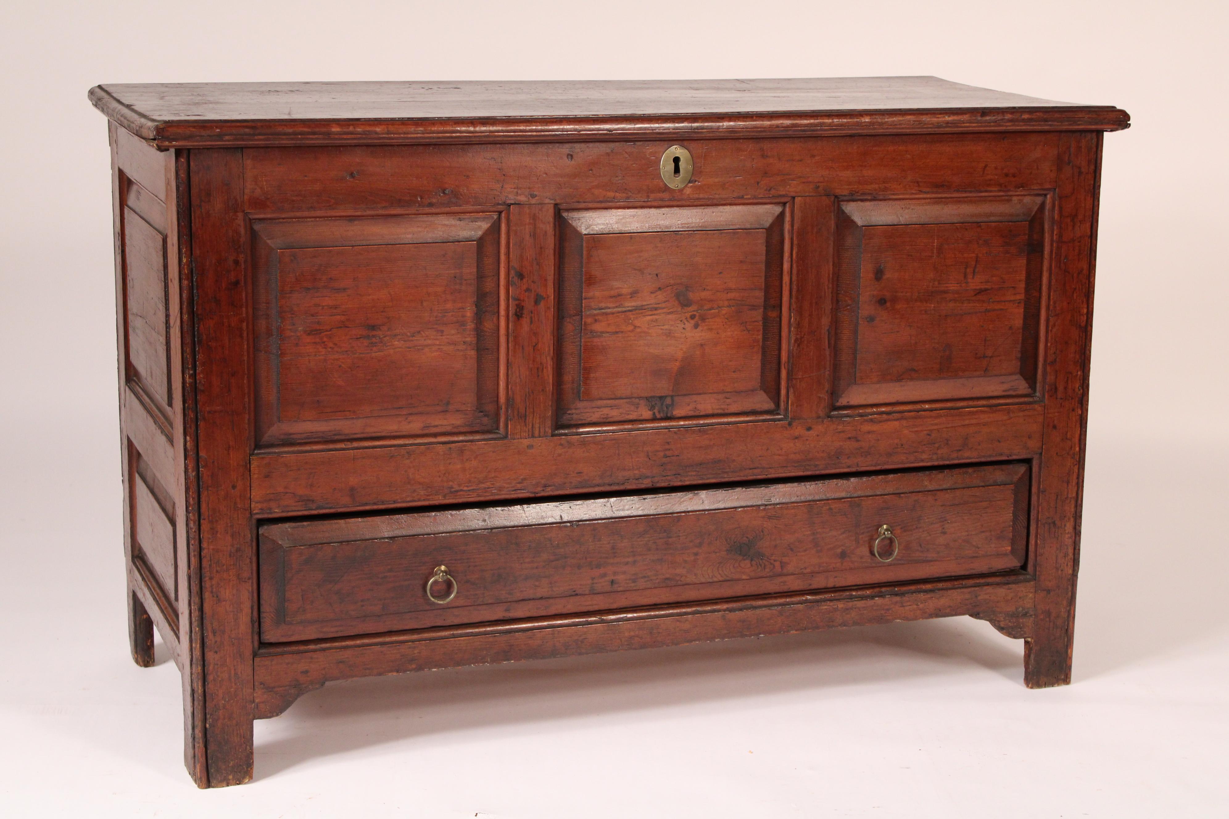 Antique Country English Pine Trunk In Good Condition For Sale In Laguna Beach, CA