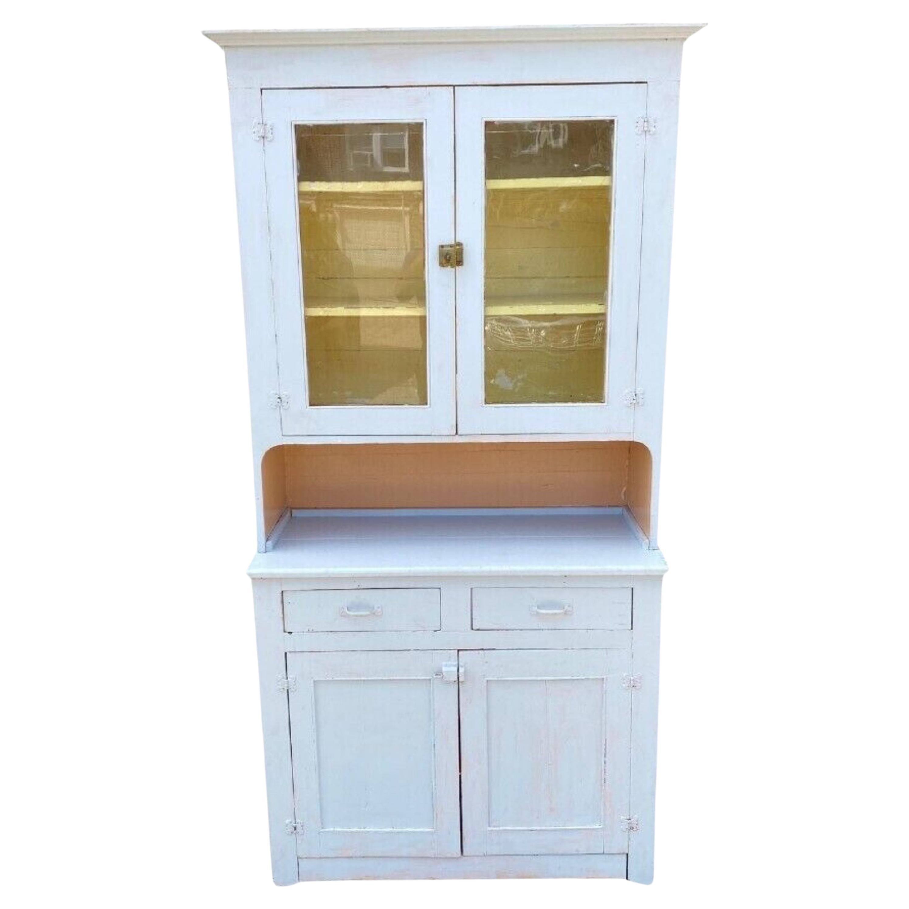 Antique Country Farmhouse White Painted 2 Pieces Step Back Hutch Kitchen Cupboard (Armoire de cuisine avec huche) en vente