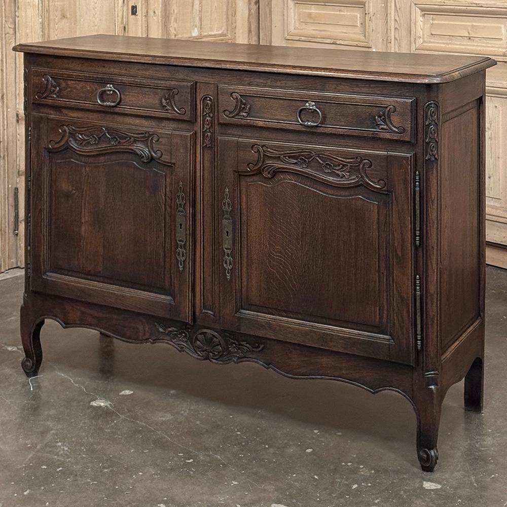 Le buffet à 2 portes de l'ancienne campagne française présente un style inhabituel et une interprétation du classique !  Le dessus, les côtés et la façade en planches massives promettent une durabilité durable.  Les tiroirs sont dotés de poignées en