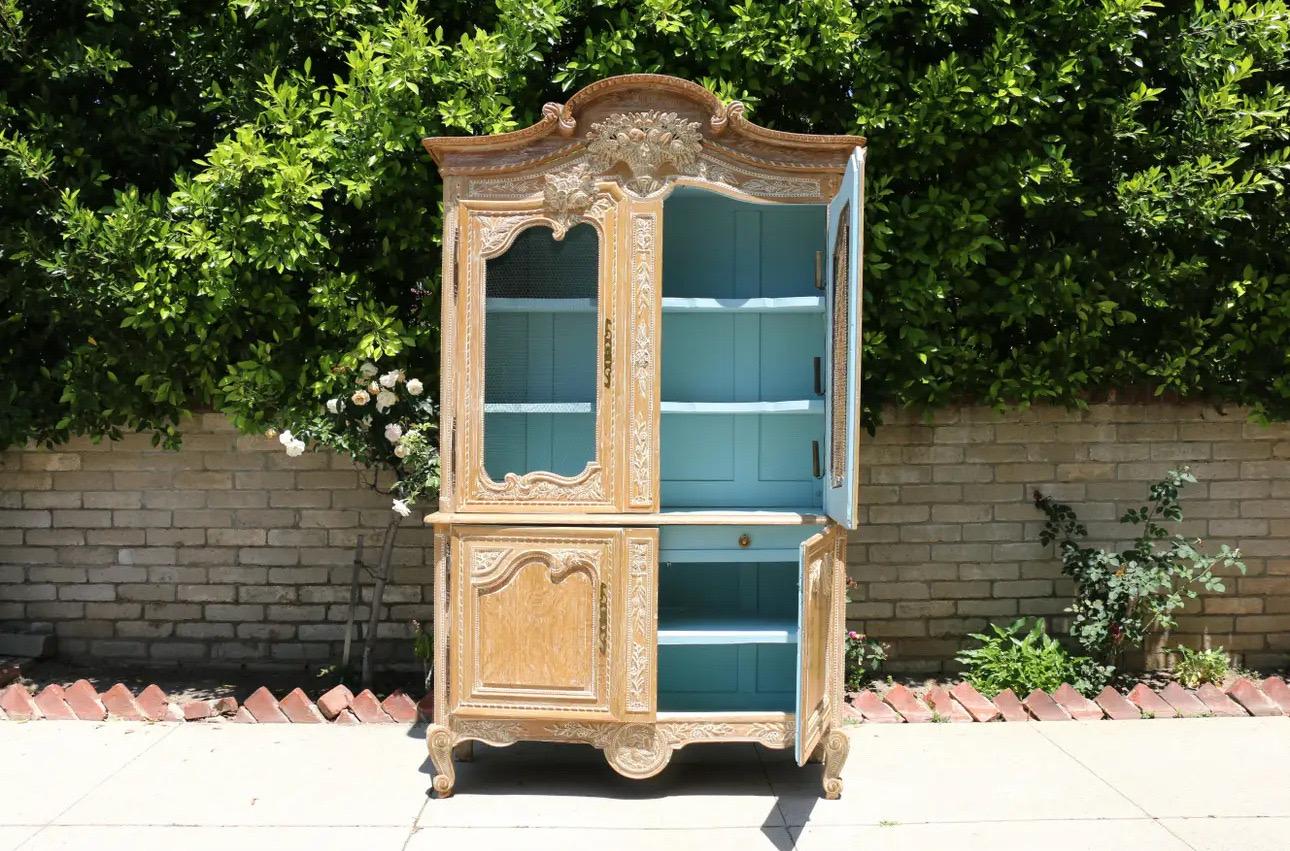 XIXe siècle Buffet français ancien en chêne blanchi à deux corps en vente