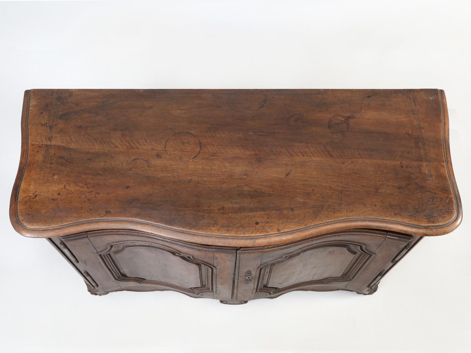 Country French Buffet, Serpentine Front and Completely Original, circa 1700s (Französisch)