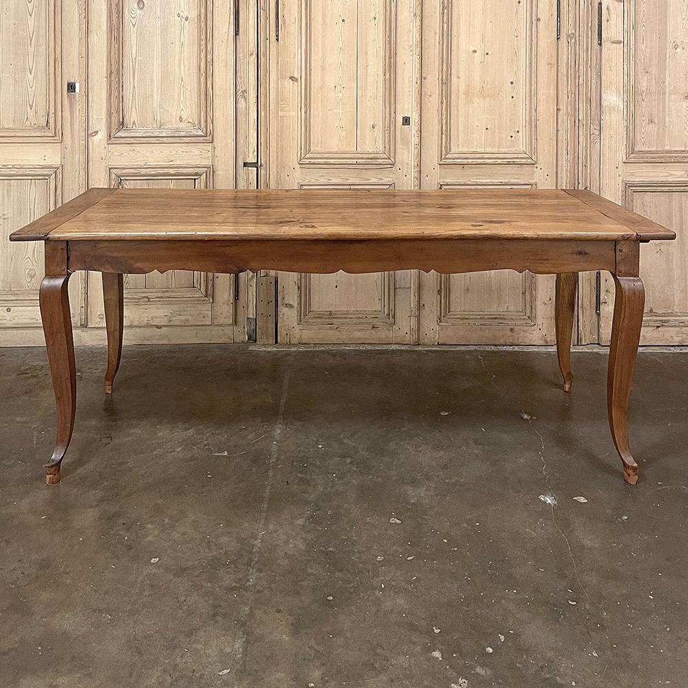 Antique Country French Cherry Wood Dining Table In Good Condition For Sale In Dallas, TX