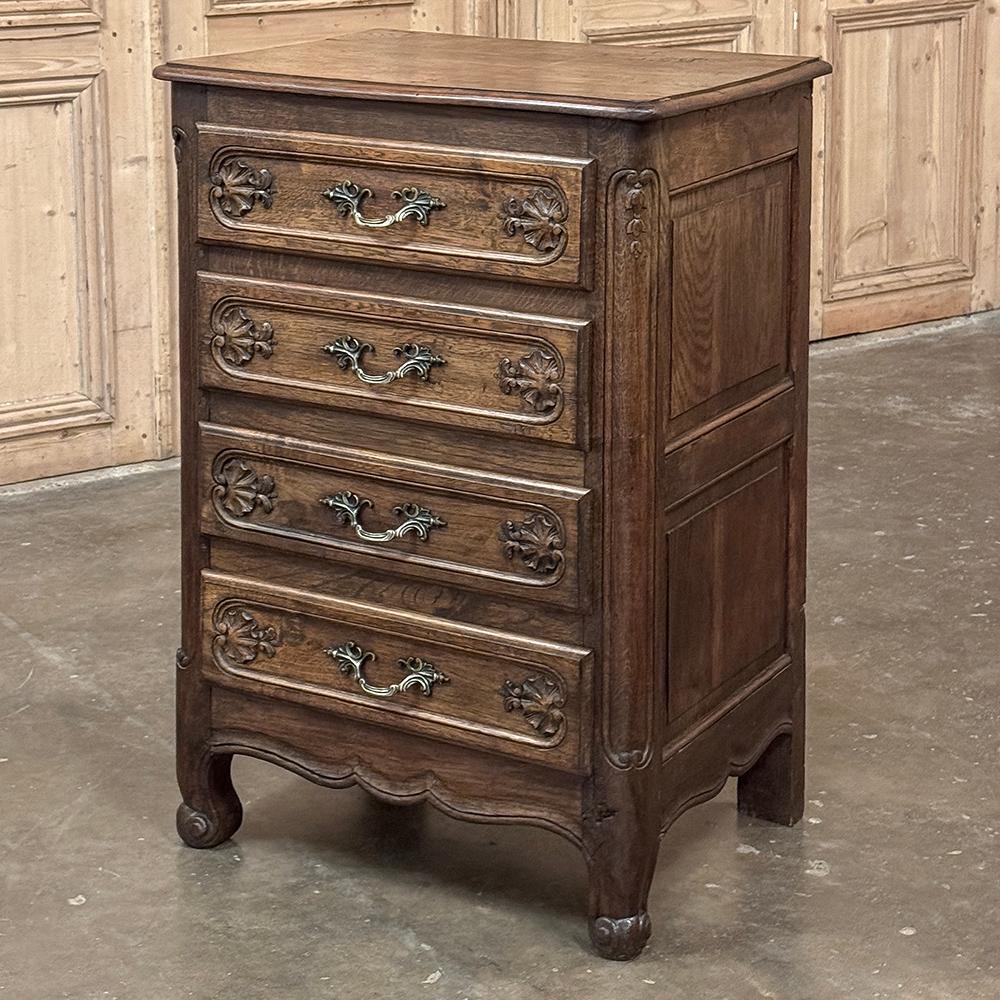 Chiffoniere Antique Country French ~ Petite Commode est d'une taille idéale pour trouver sa place dans une niche spéciale ou dans une pièce confortable.  Fabriqué en bois fruitier massif, il présente une architecture sur mesure qui est mise en
