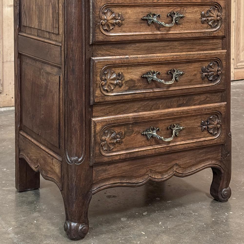 20ième siècle Chiffonnière française ancienne ~ Petite commode en vente