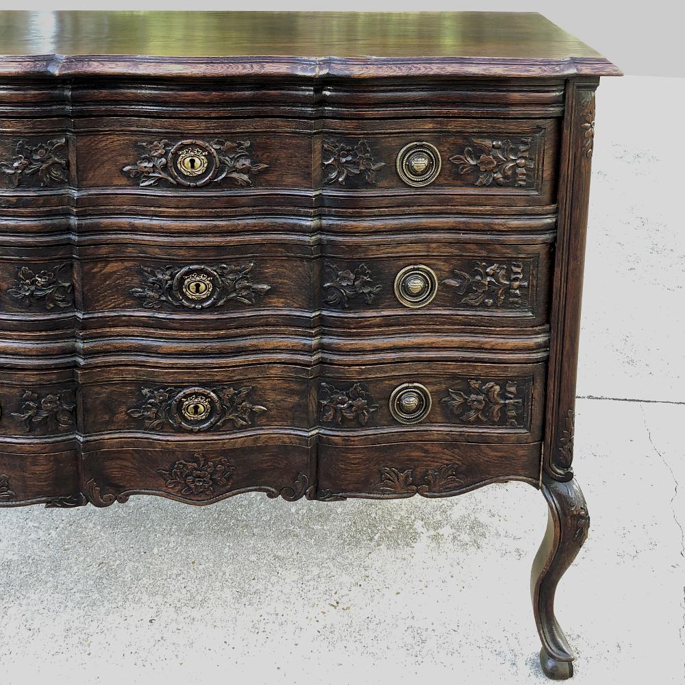 Antique Country French Commode im Zustand „Gut“ in Dallas, TX