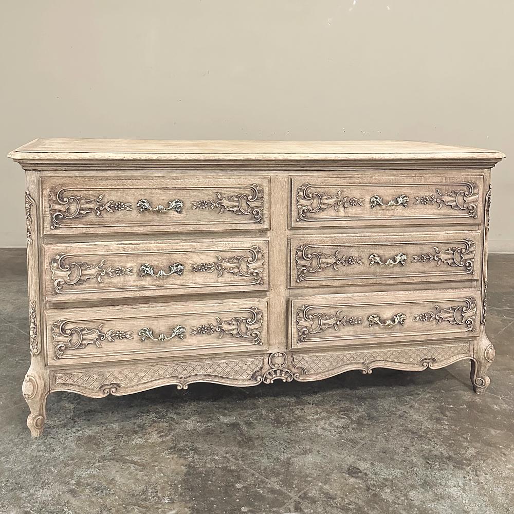 L'Antique French Double Commode in Oak Stripped Oak offre sei cassetti per un'archiviazione capiente e di stile!  Realizzato a mano e intagliato in rovere massiccio, presenta doppi pannelli rialzati e incassati su ogni lato, oltre a facciate dei