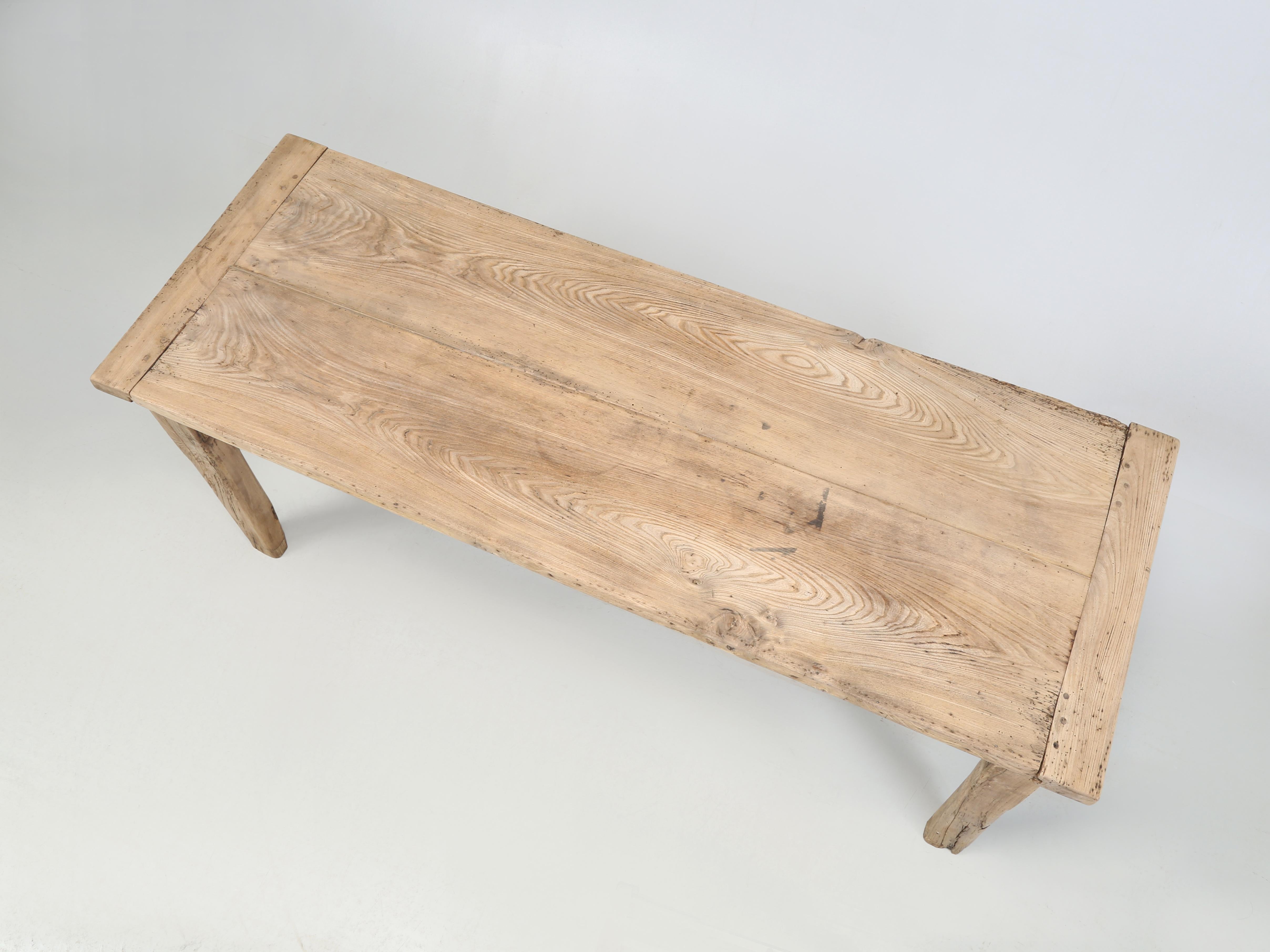 Antiker französischer Bauernhoftisch oder Esstisch, den unsere Abteilung für Holzbearbeitung von Old Plank strukturell restauriert, aber kosmetisch belassen hat. Wir glauben, dass unser rustikaler französischer Bauernhoftisch aus dickem Ulmenholz