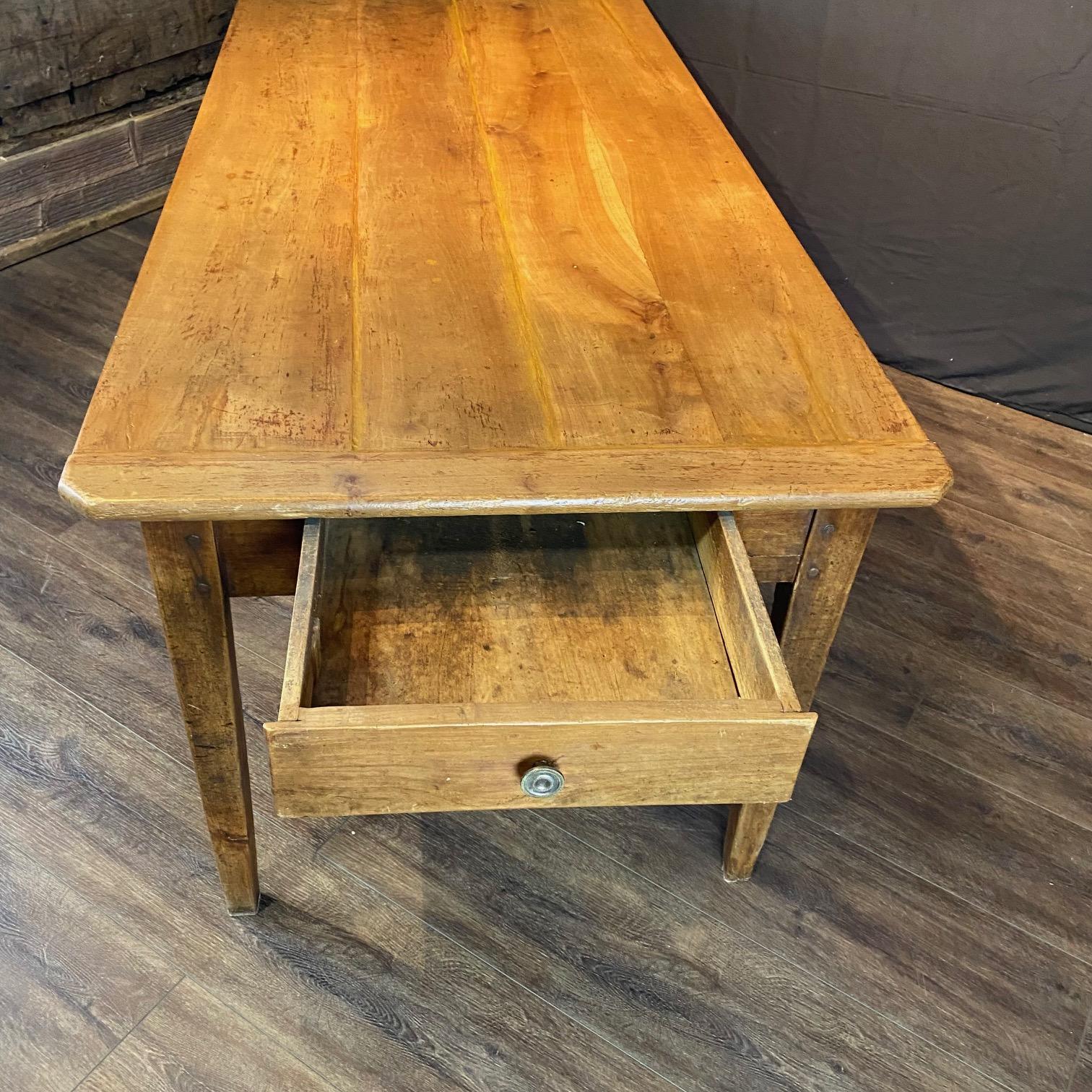 Français Antique Country French Farmhouse Dining Table from Provence en vente