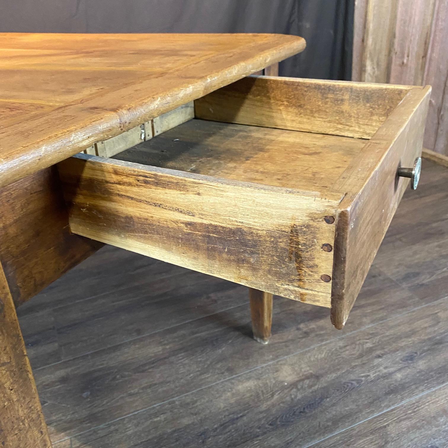 Antique Country French Farmhouse Dining Table from Provence Bon état - En vente à Hopewell, NJ