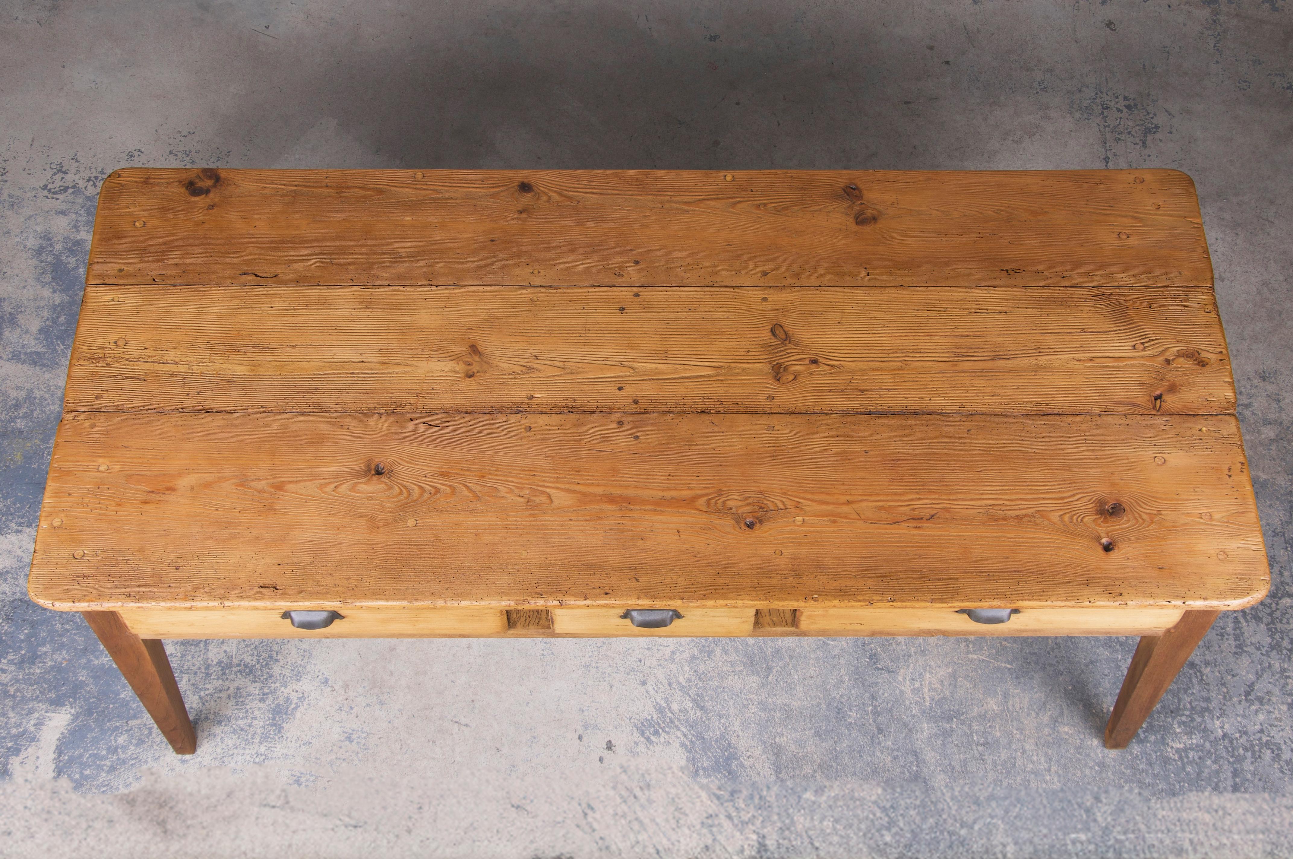 Antique Country French Farmhouse Mixed Wood Rustic Table In Good Condition In Astoria, NY