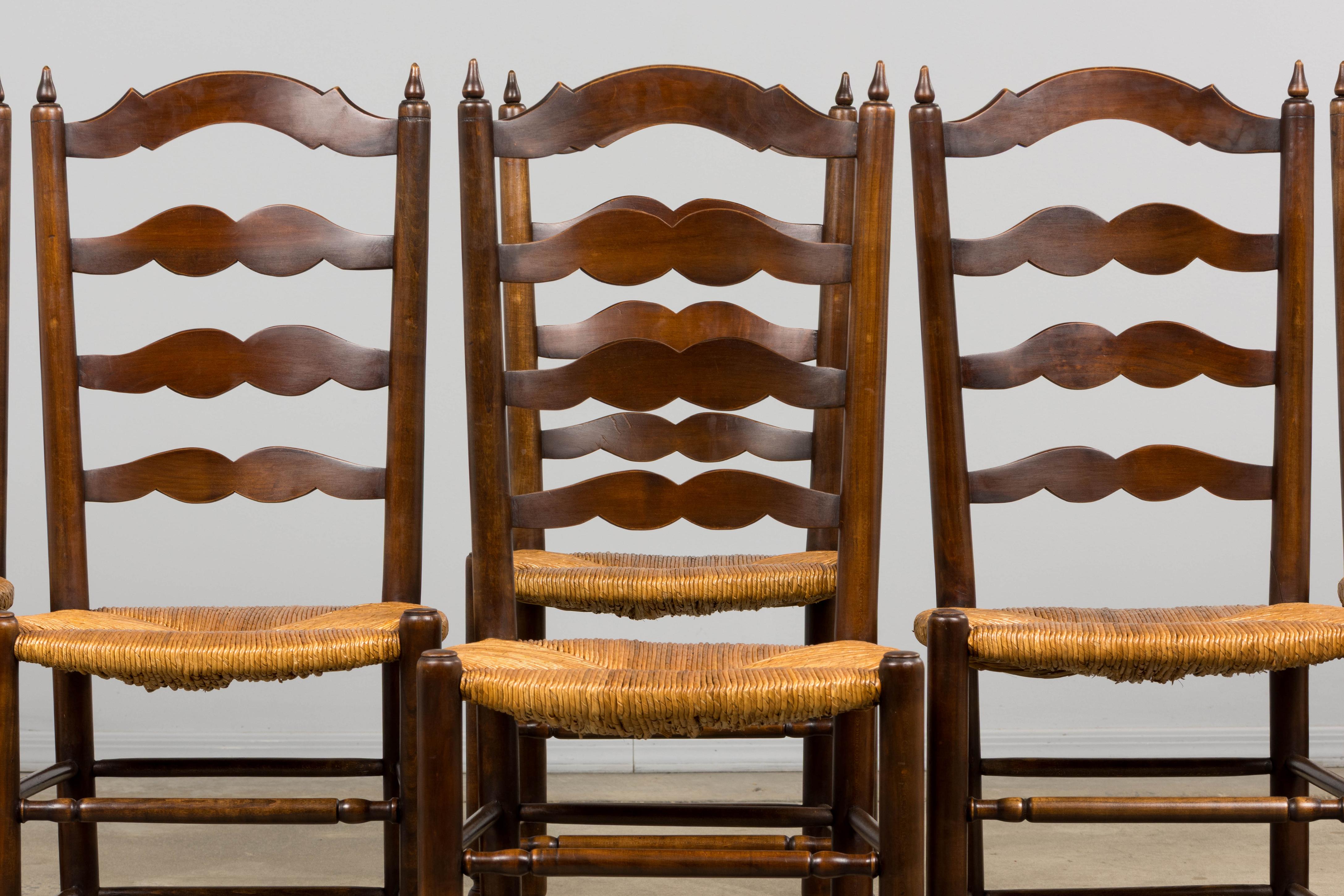 Antique French, sedie da pranzo con schienale a scaletta in acero con sedute in giunco intrecciato a mano, set di otto sedie. Provenienti dalla Provenza, in Francia, queste sedie dei primi del Novecento incarnano il fascino e la maestria dei mobili