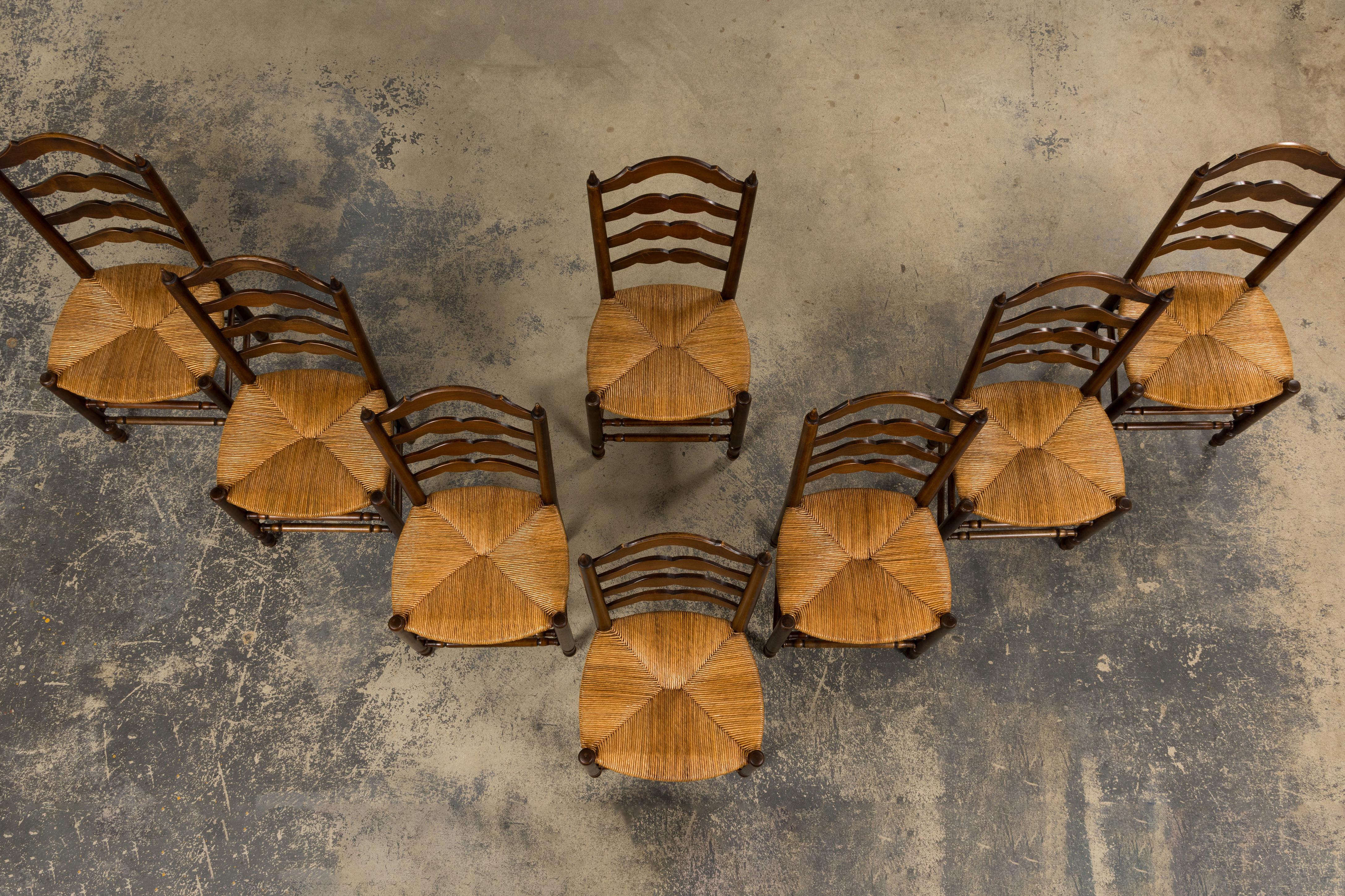 Stile provenzale Antique French Ladder Back - Sedie da pranzo in acero con sedili in giunco - Set di 8 sedie in vendita