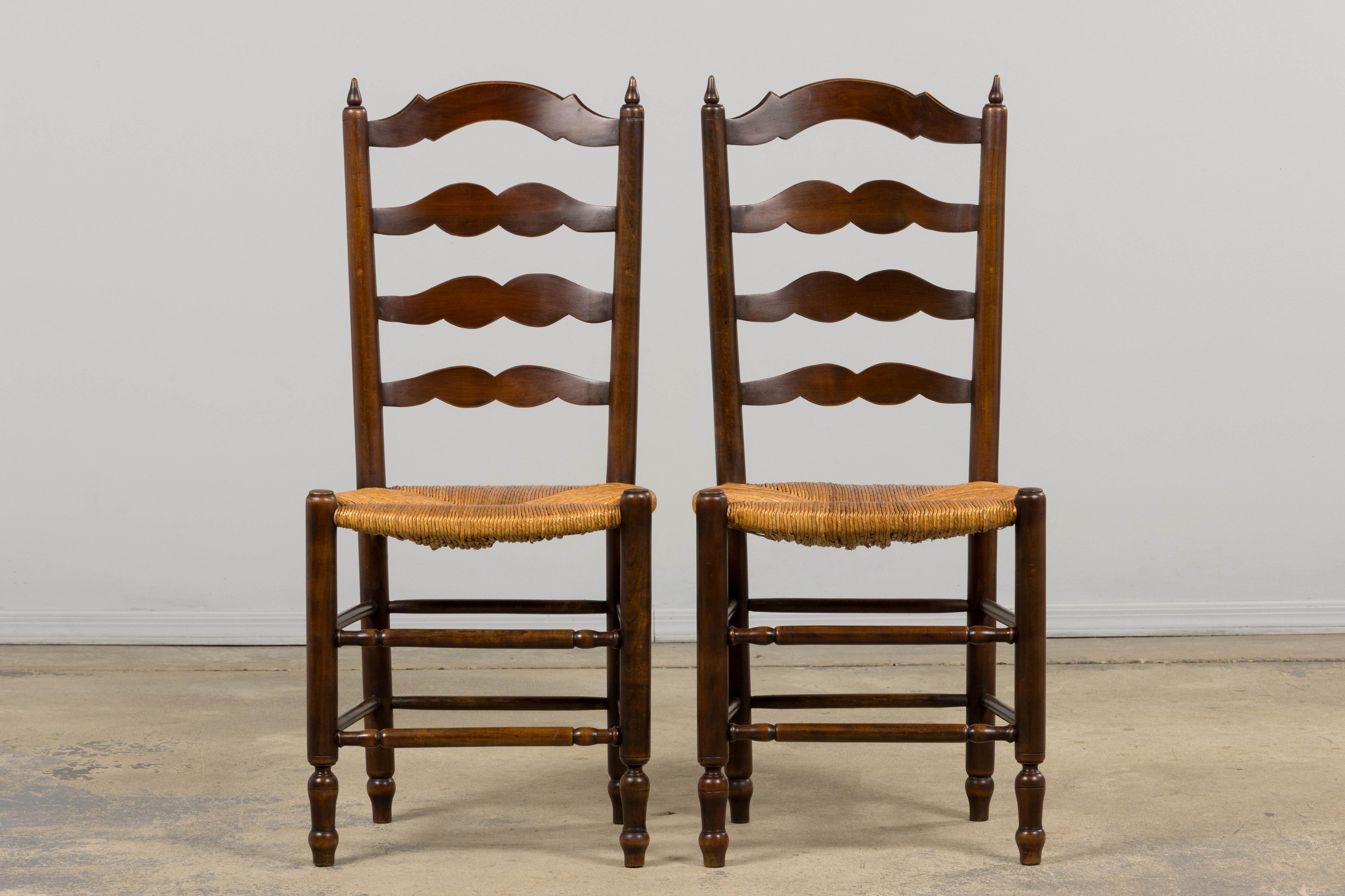 Intagliato a mano Antique French Ladder Back - Sedie da pranzo in acero con sedili in giunco - Set di 8 sedie in vendita