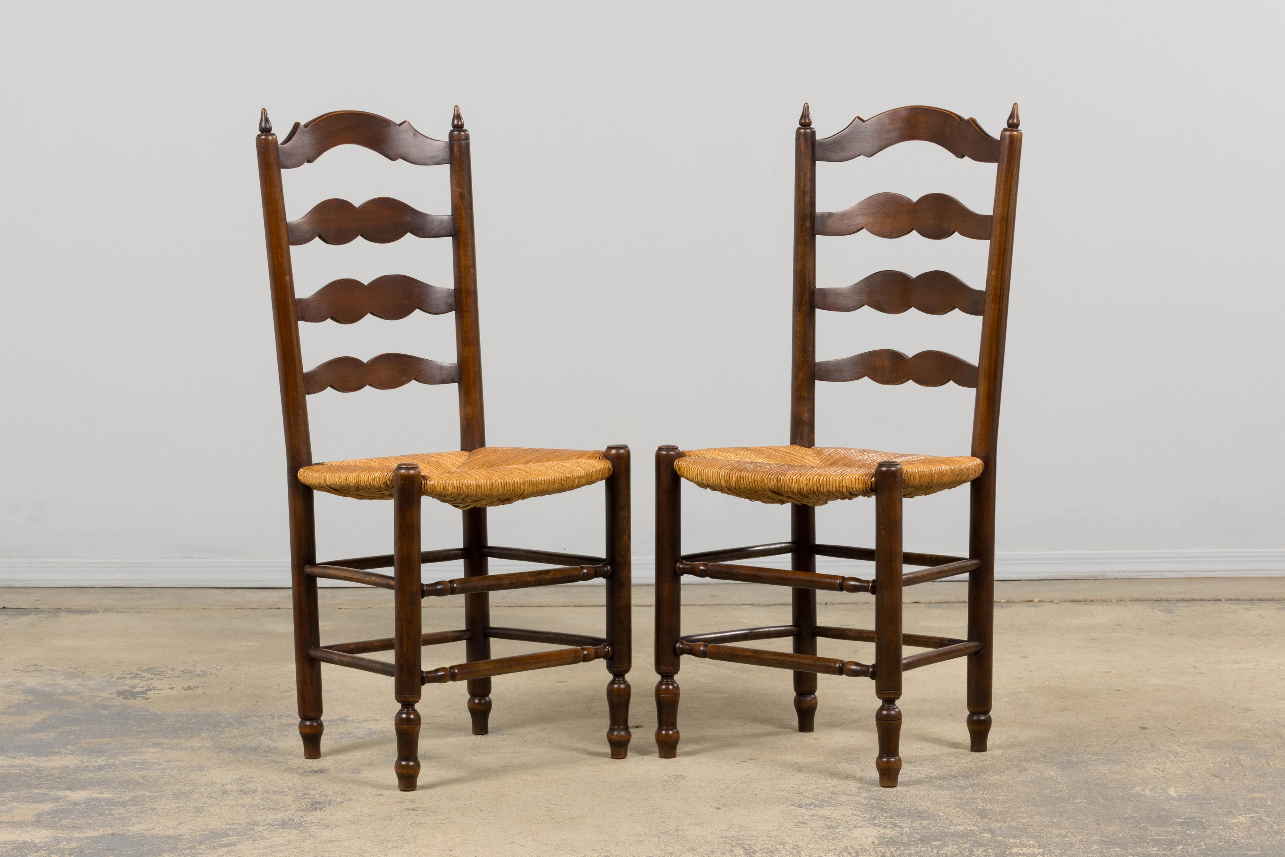 Antique French Ladder Back - Sedie da pranzo in acero con sedili in giunco - Set di 8 sedie In condizioni buone in vendita a Astoria, NY