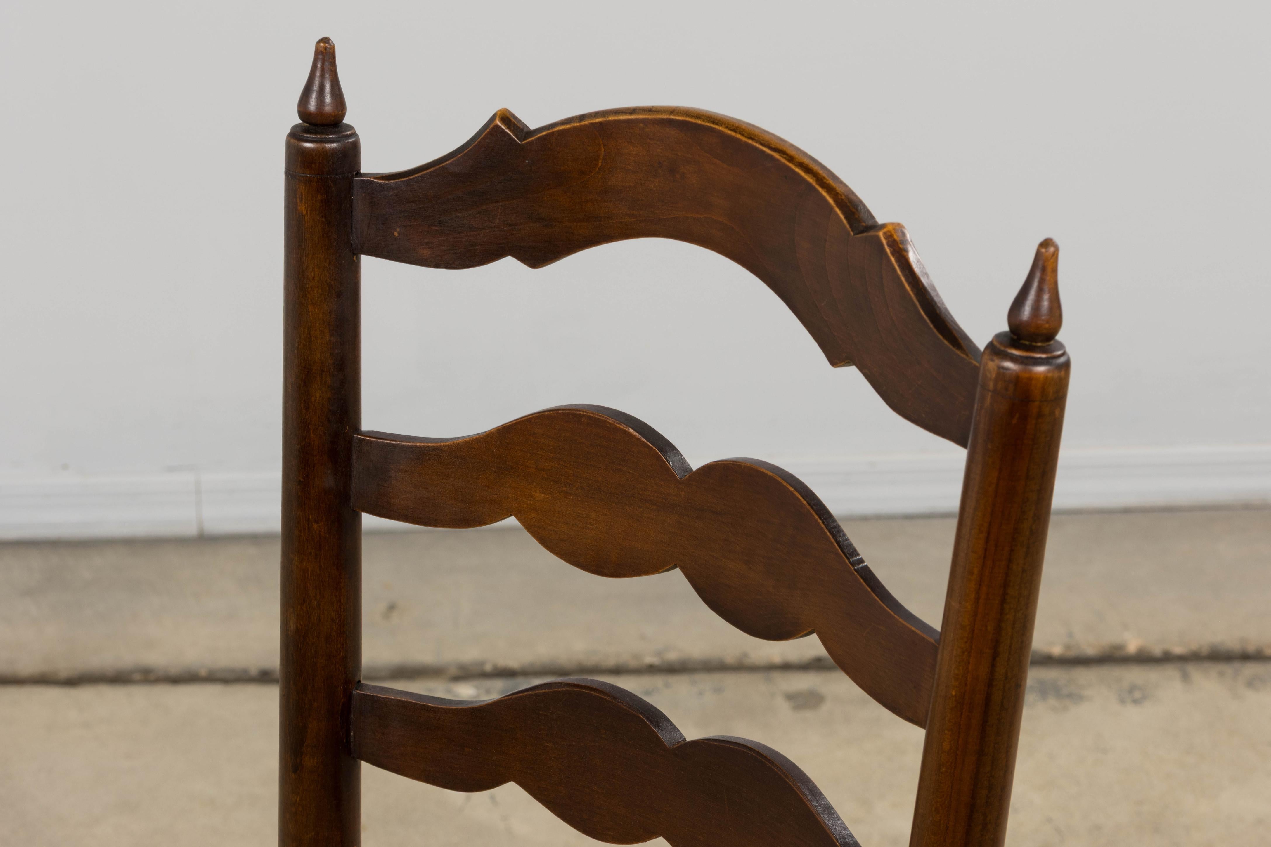 Giunco Antique French Ladder Back - Sedie da pranzo in acero con sedili in giunco - Set di 8 sedie in vendita